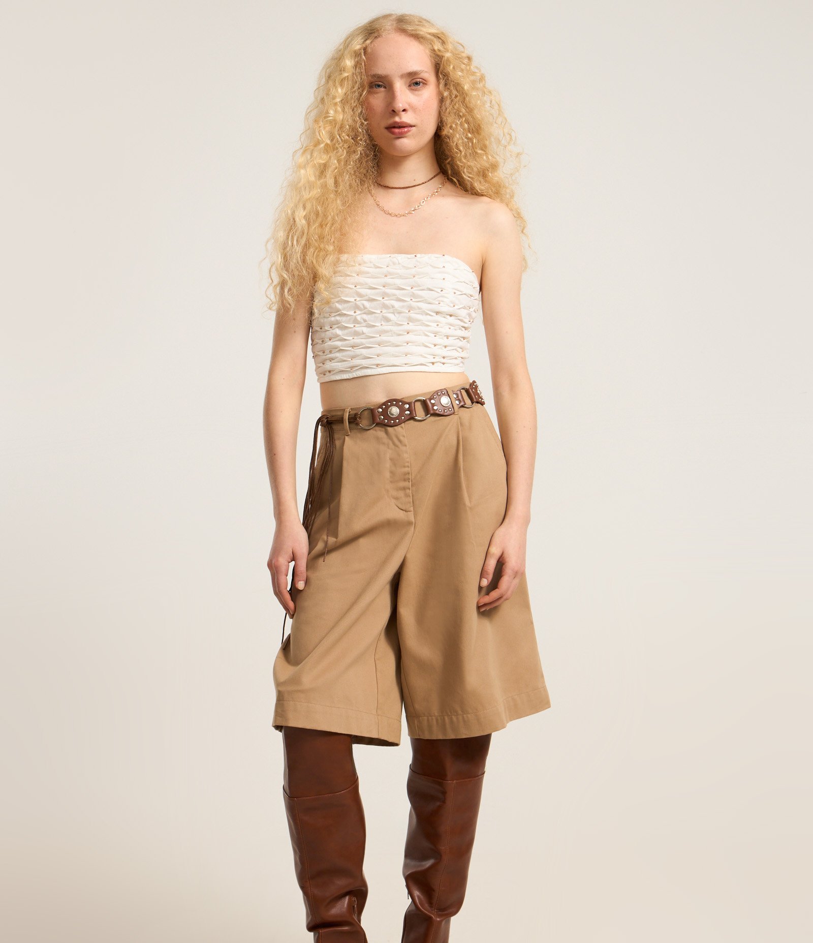 Bermuda Jorts em Sarja Alfaiatada com Pregas Bege 3