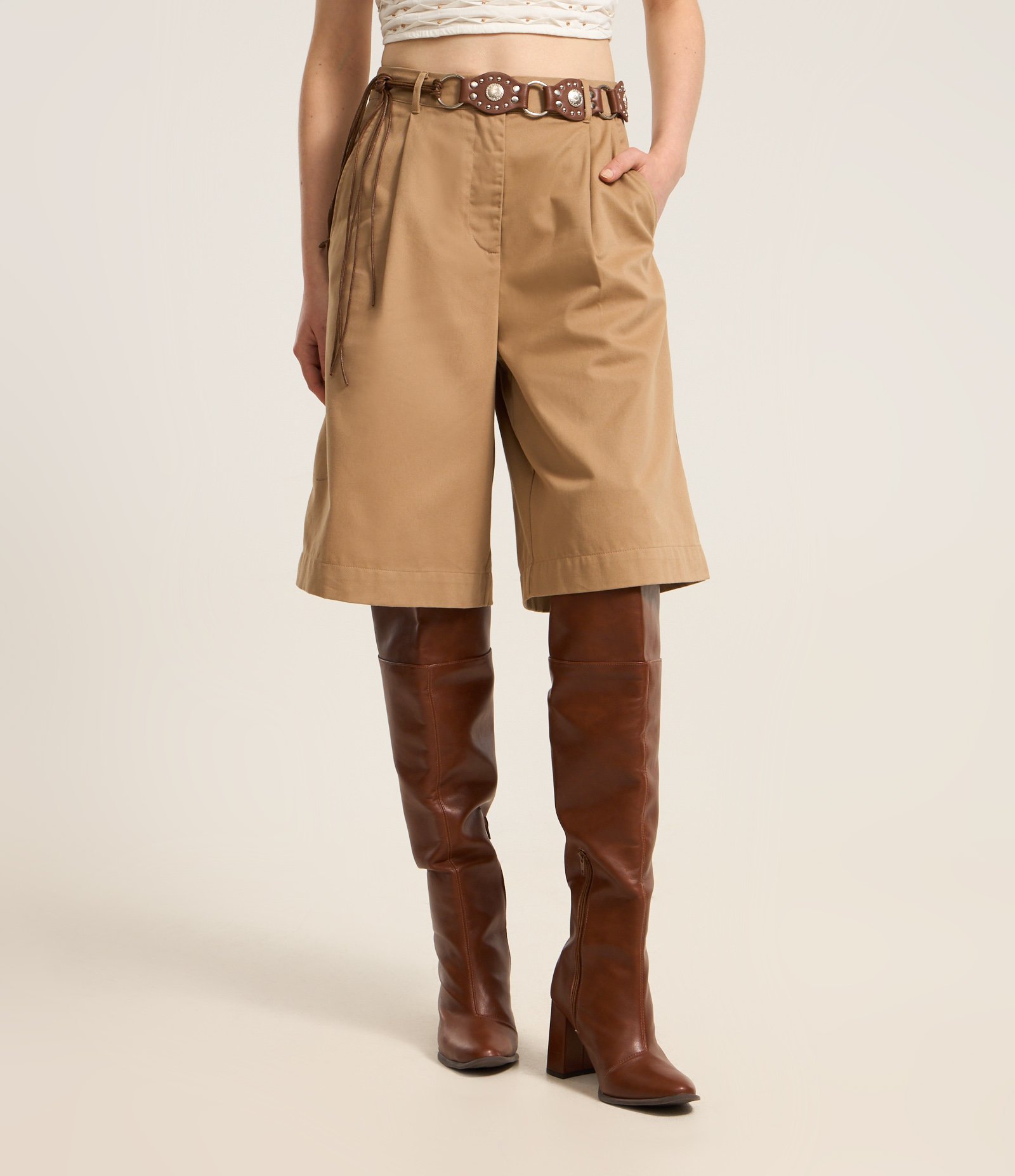 Bermuda Jorts em Sarja Alfaiatada com Pregas Bege 4