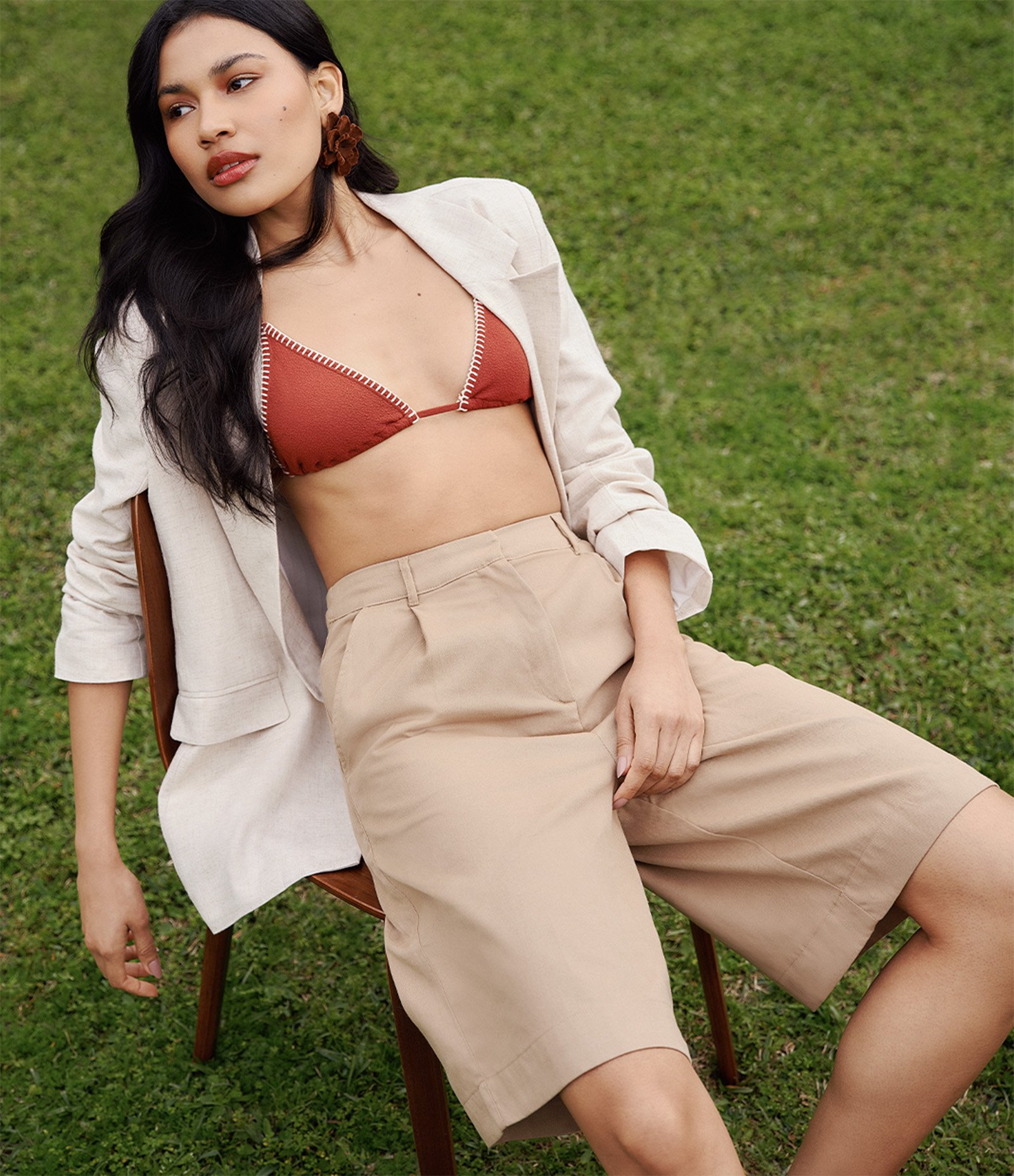 Bermuda Jorts em Sarja Alfaiatada com Pregas Bege 1