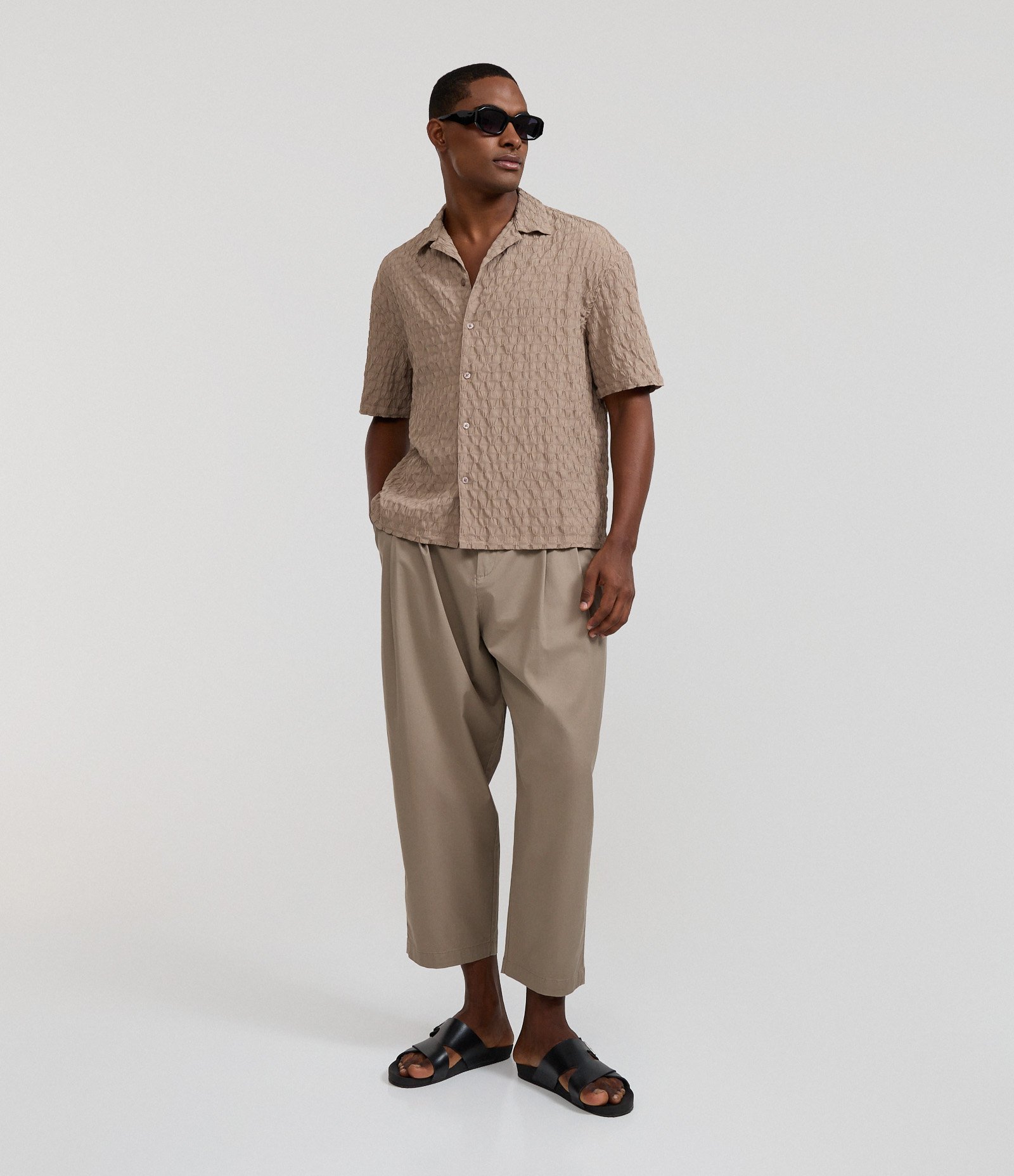 Camisa Boxy com Textura Geométrica Marrom 3