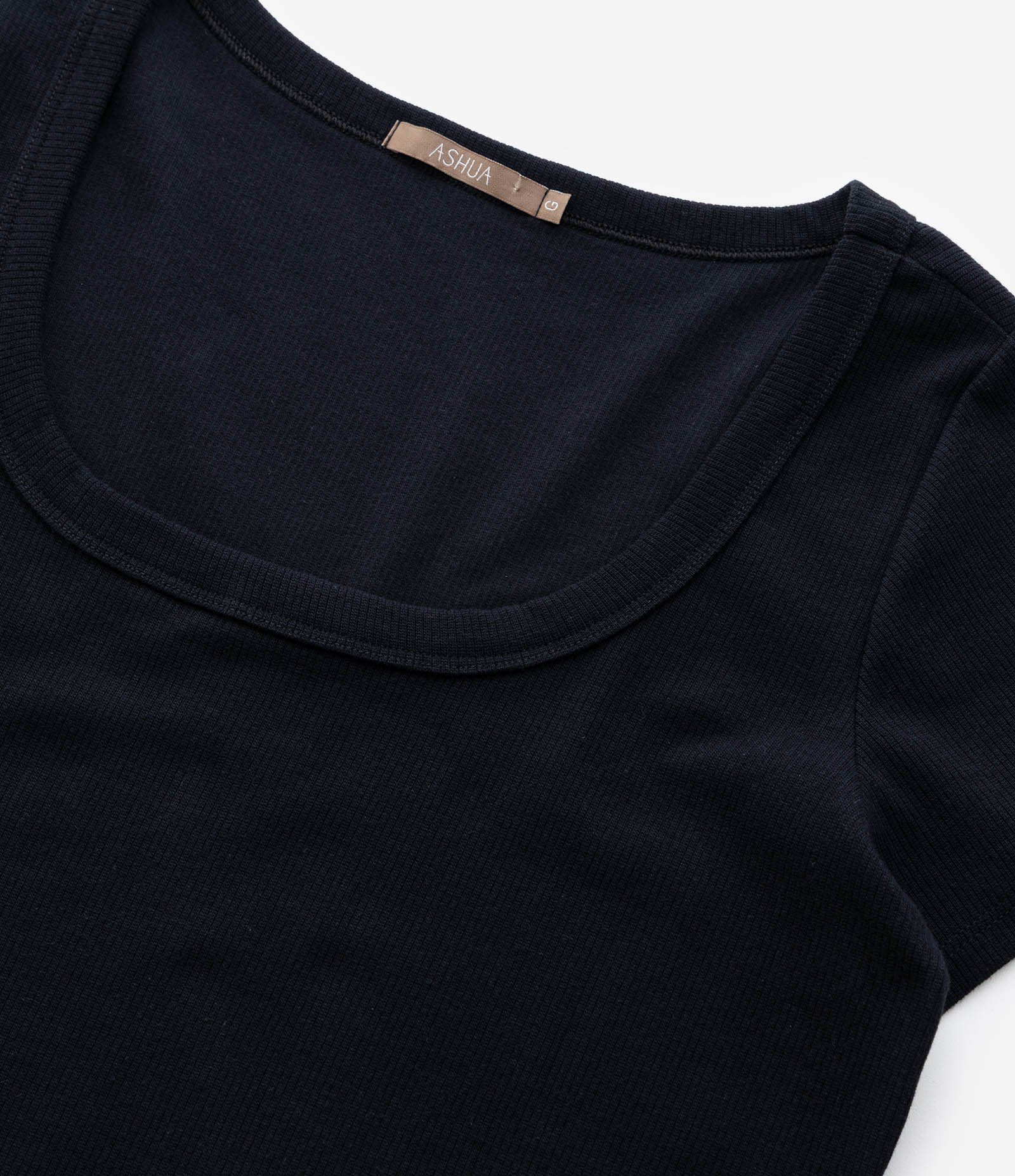 Blusa em Ribana com Decote Curve & Plus Size Preto 7