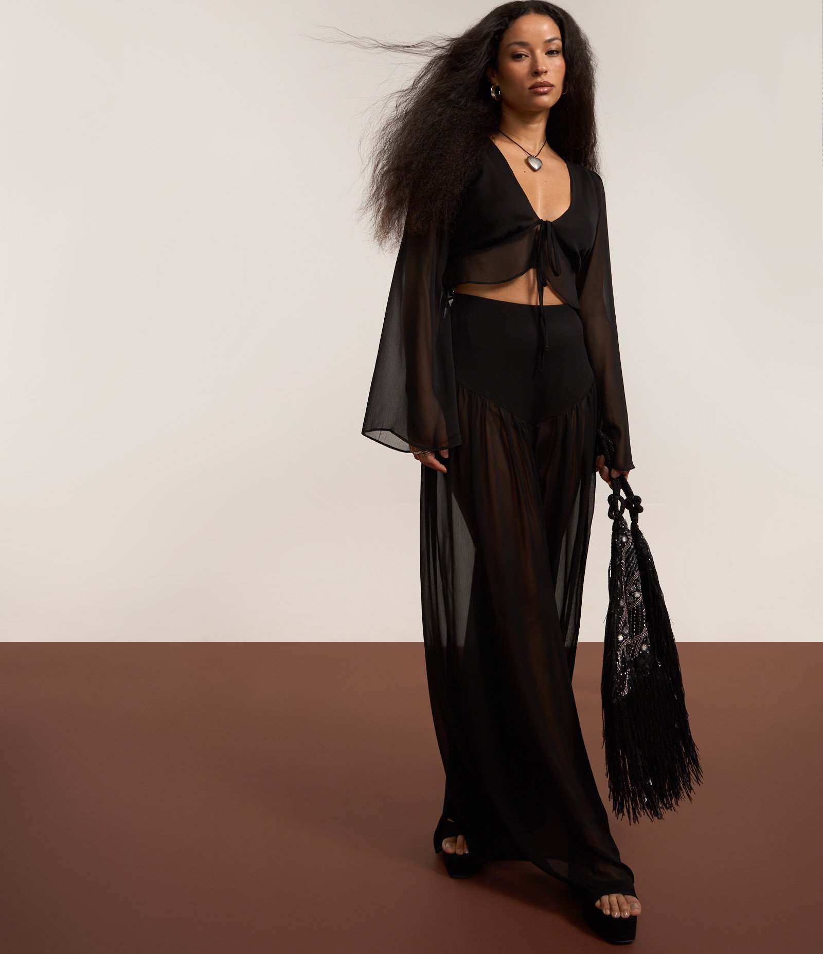 Calça Pantalona em Chiffon com Forro Curto Preto 6