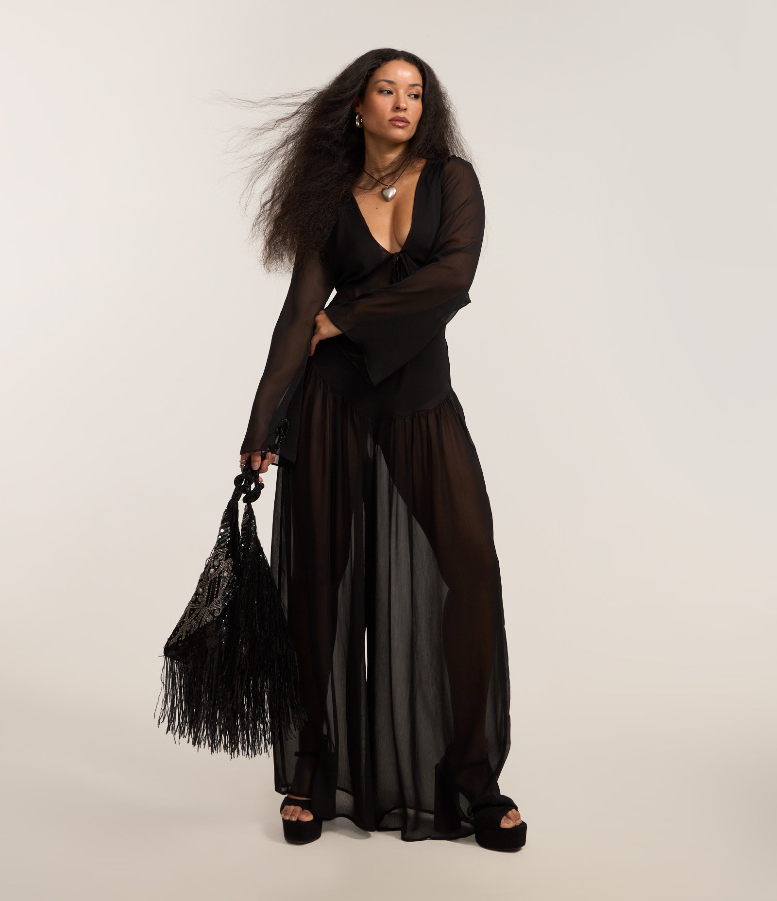 Calça Pantalona em Chiffon com Forro Curto Preto 1