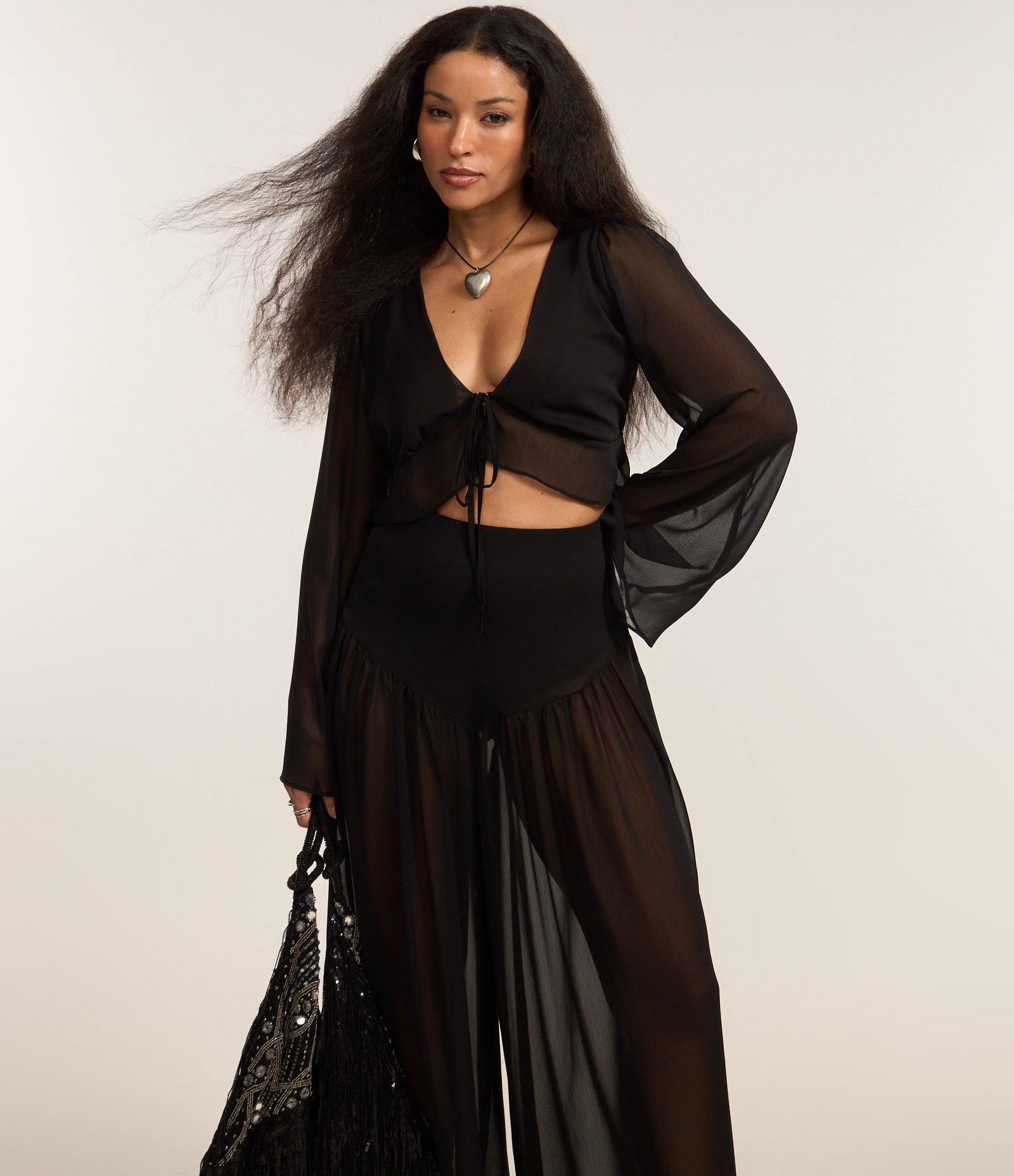 Calça Pantalona em Chiffon com Forro Curto Preto 2