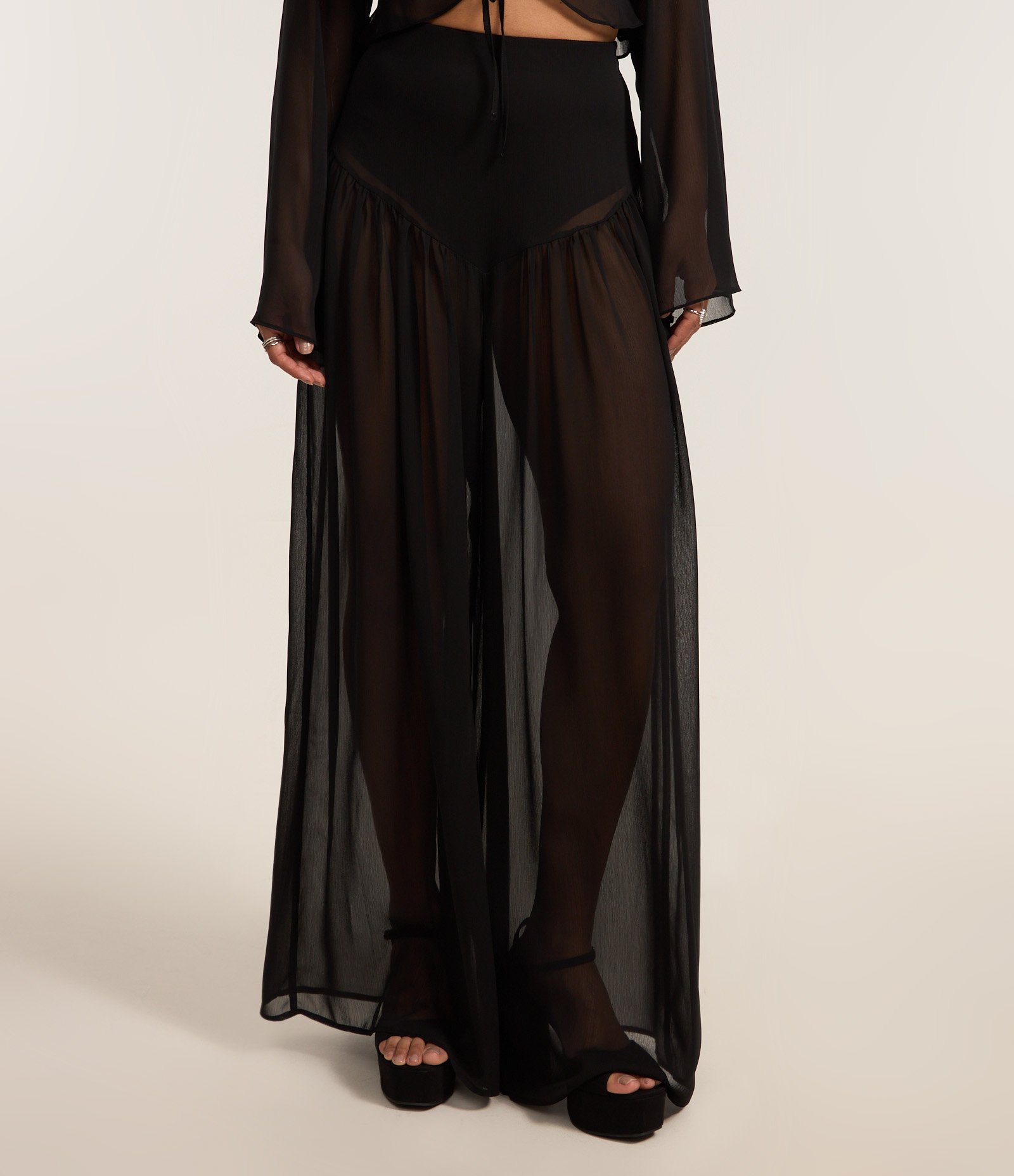 Calça Pantalona em Chiffon com Forro Curto Preto 3