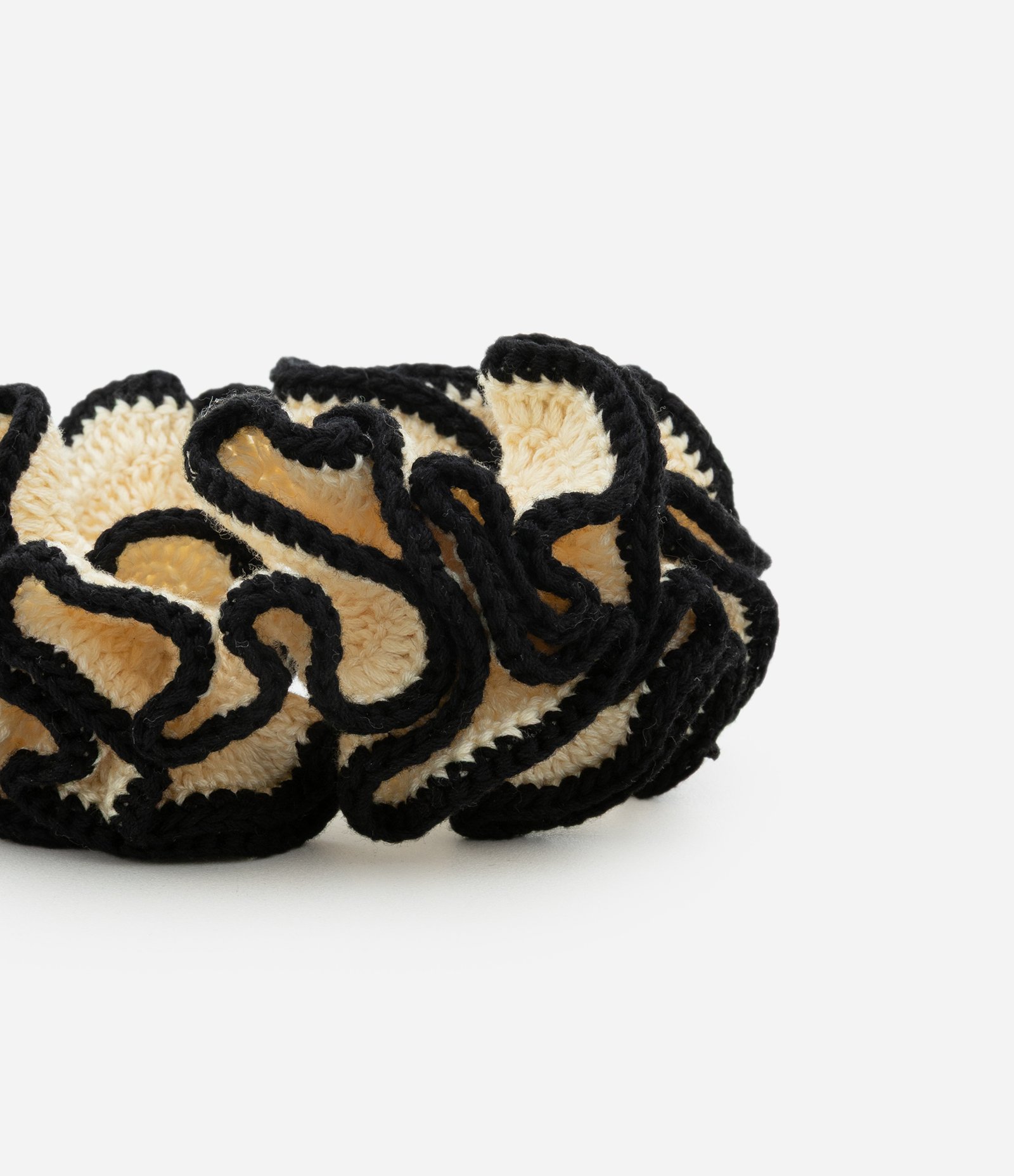Scrunchie em Crochê Liso Branco/Preto 2