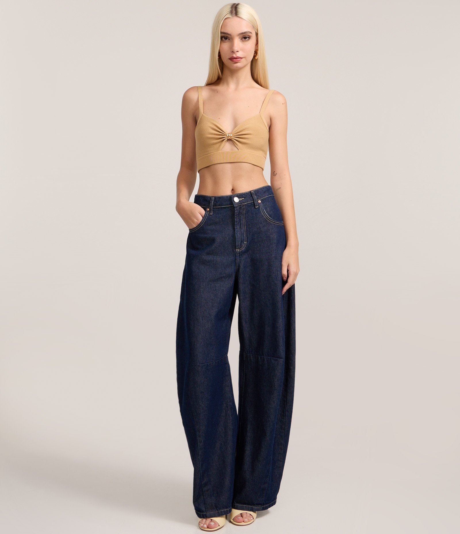 Blusa Super Cropped em Tricô com Aviamento no Busto Marrom 2