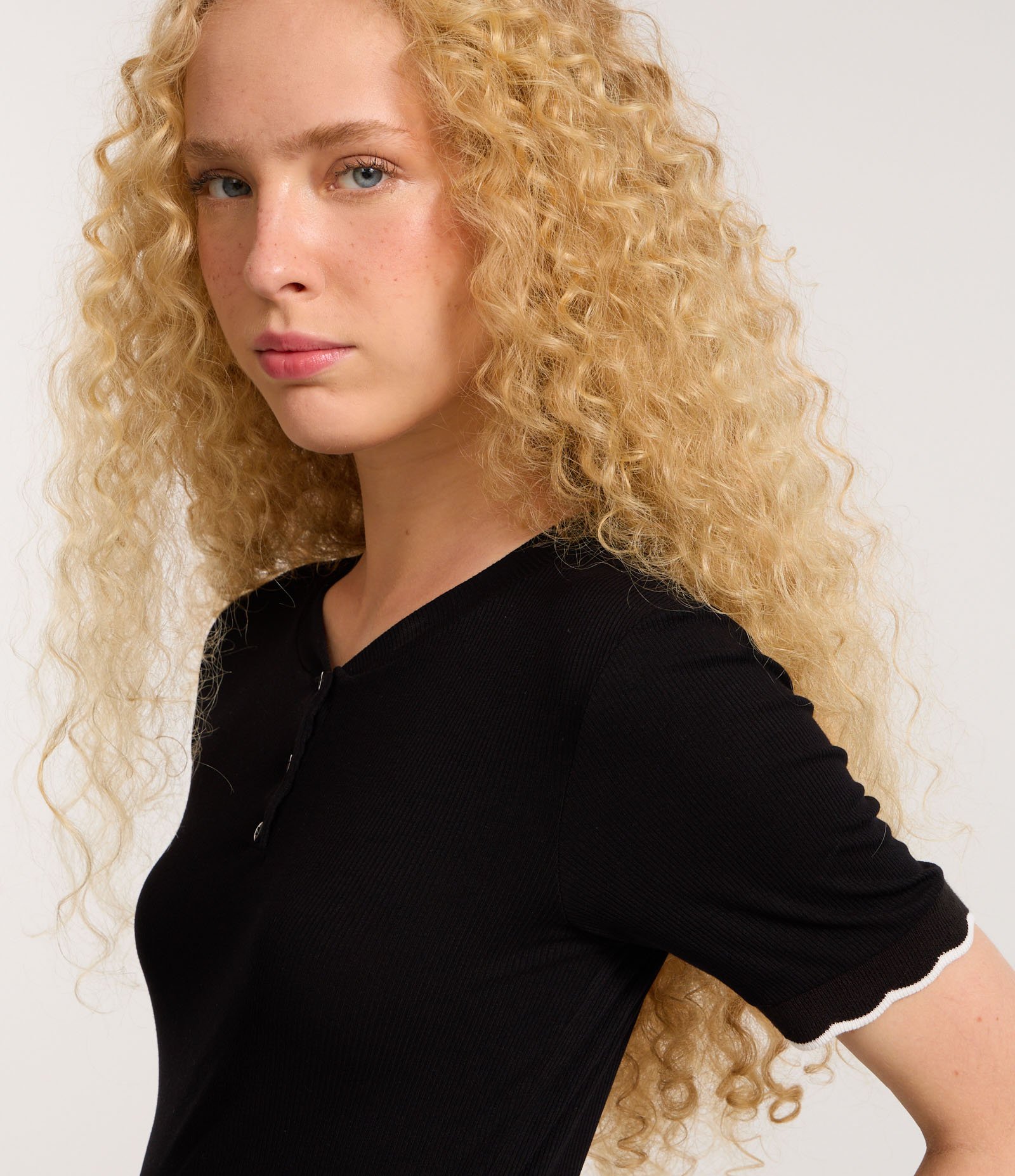 Blusa em Ribana com Botões e Detalhe nas Mangas Preto 1