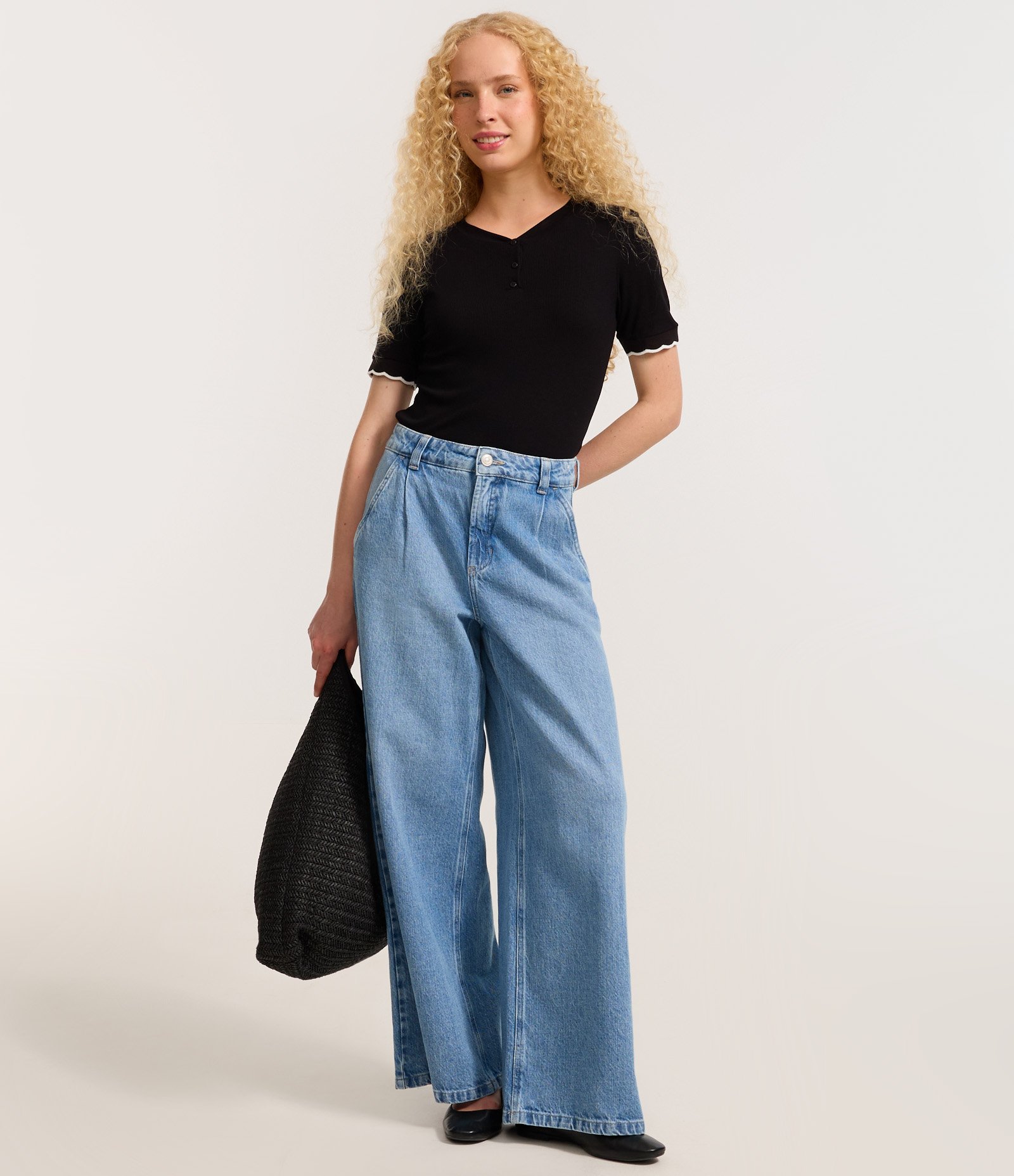 Blusa em Ribana com Botões e Detalhe nas Mangas Preto 2