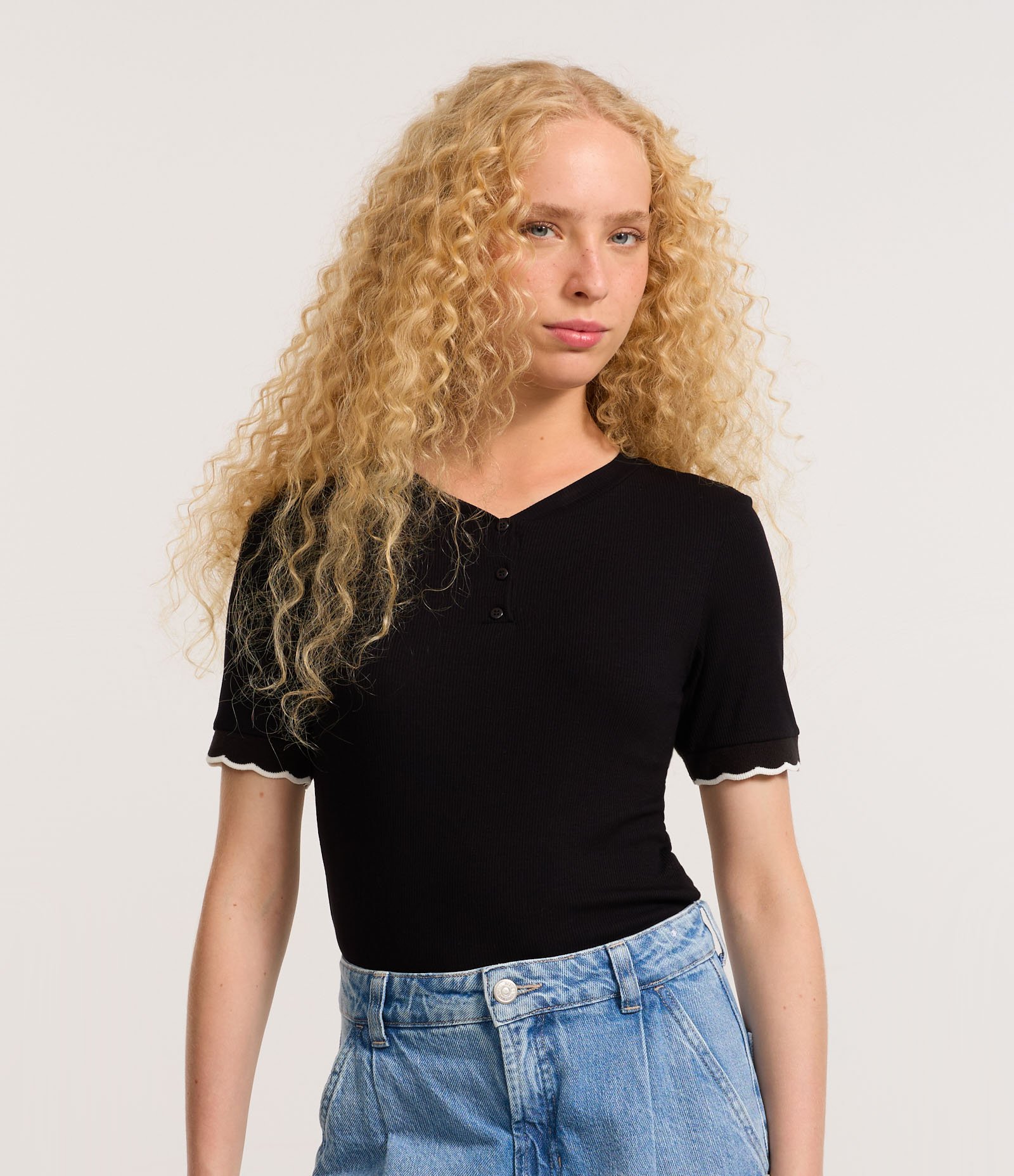 Blusa em Ribana com Botões e Detalhe nas Mangas Preto 3