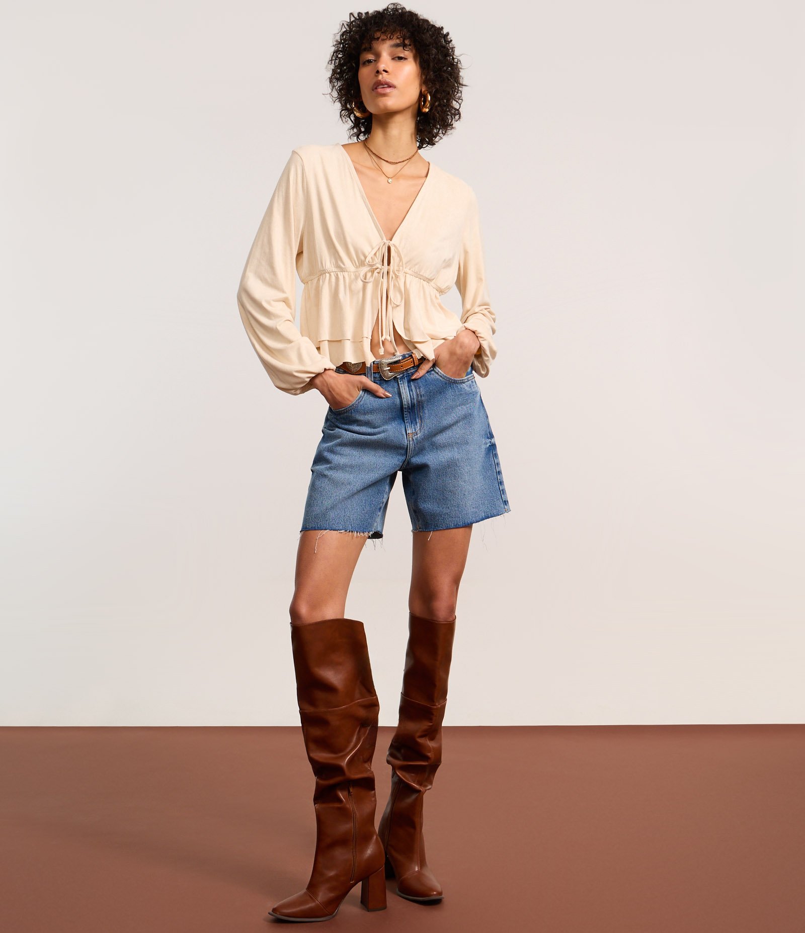 Blusa Bata em Suede com Amarração e Babados Bege 5