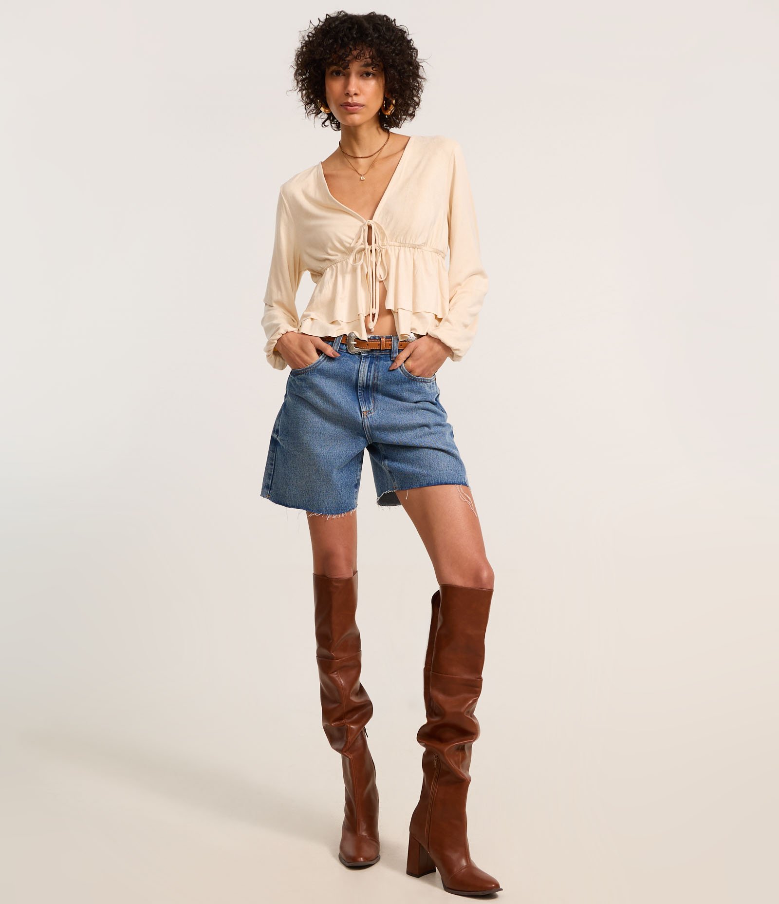 Blusa Bata em Suede com Amarração e Babados Bege 2