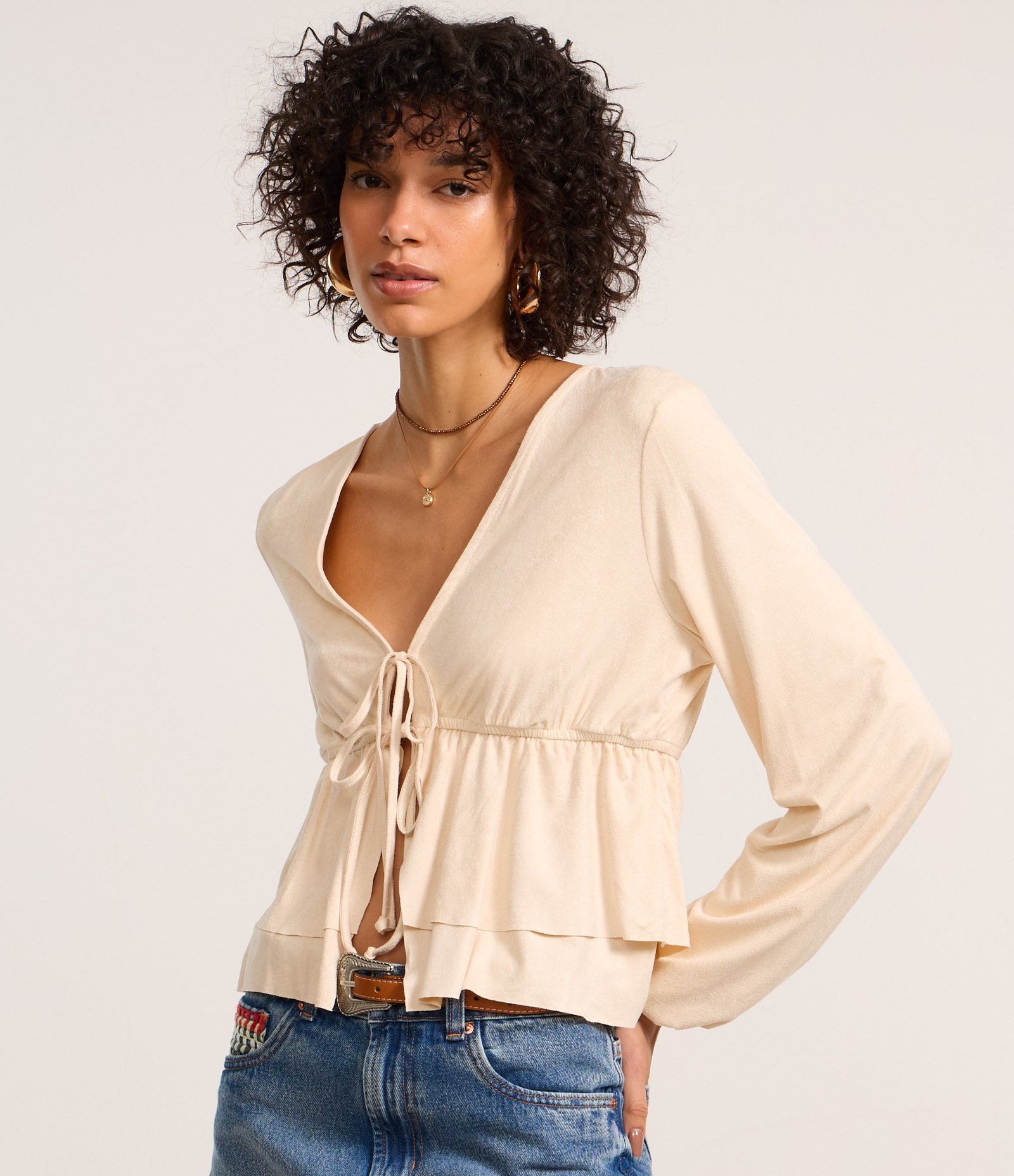 Blusa Bata em Suede com Amarração e Babados Bege 3
