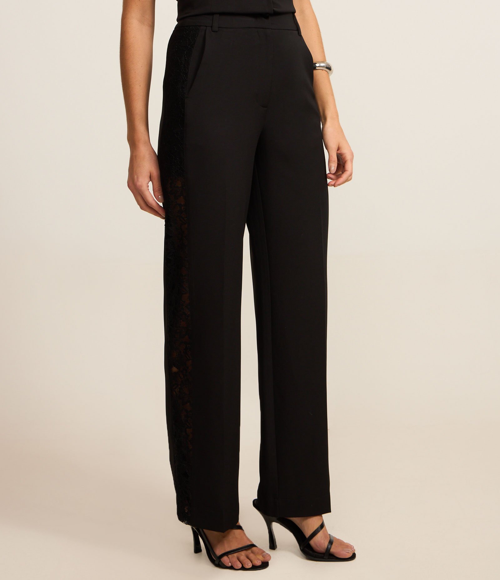 Calça Reta Alfaiatada com Renda na Lateral Preto 2