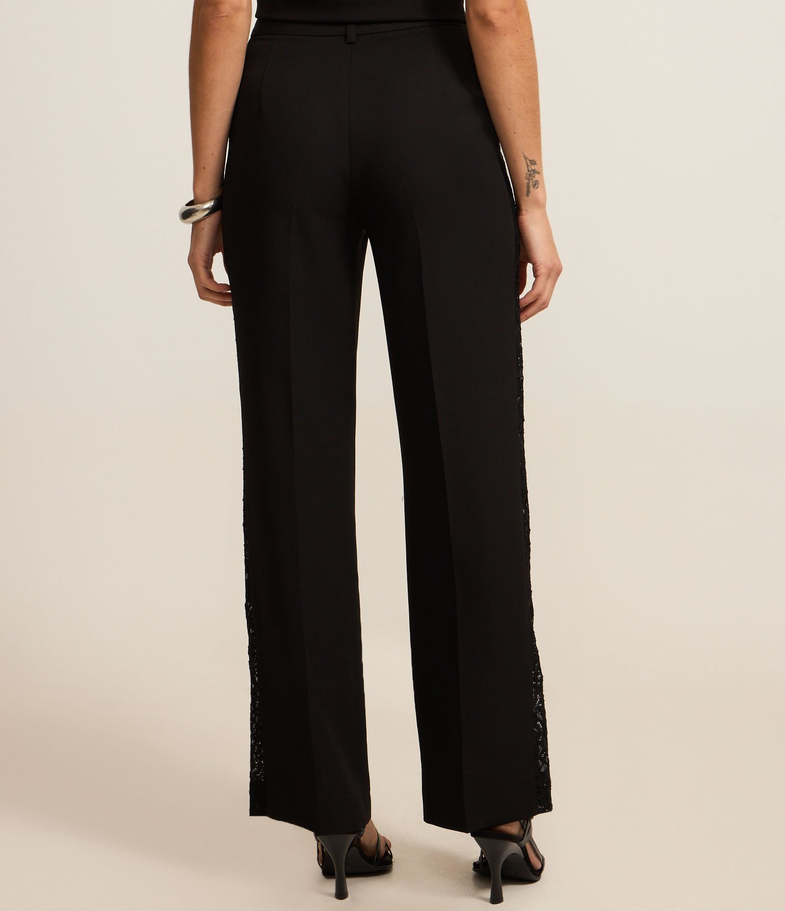 Calça Reta Alfaiatada com Renda na Lateral Preto 3