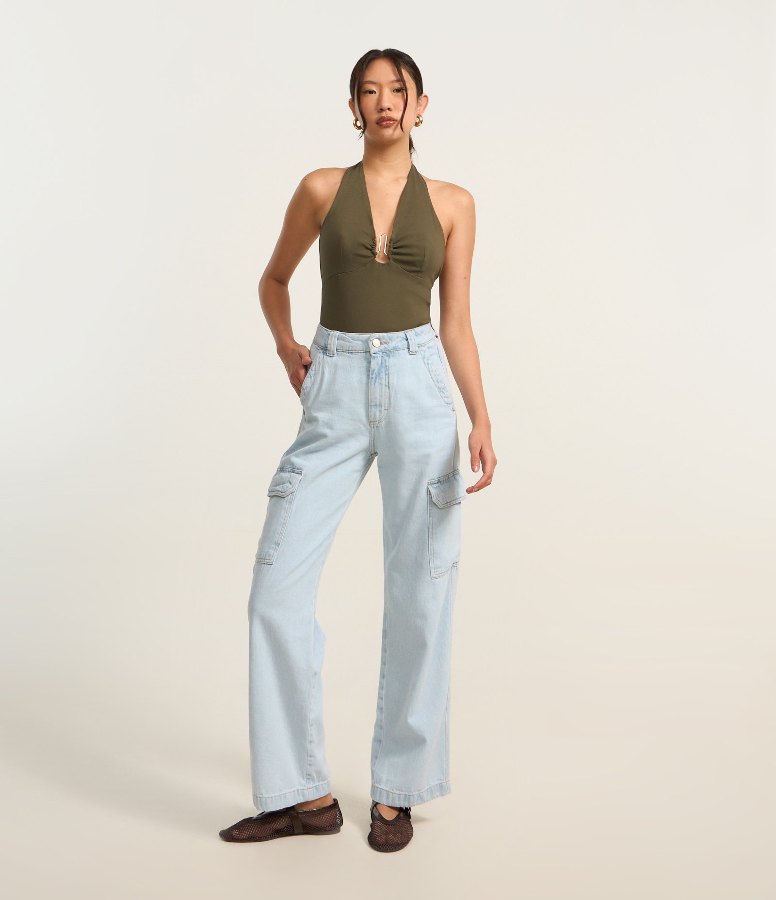 Calça Reta Comfort em Jeans com Bolsos Cargo Claro 1