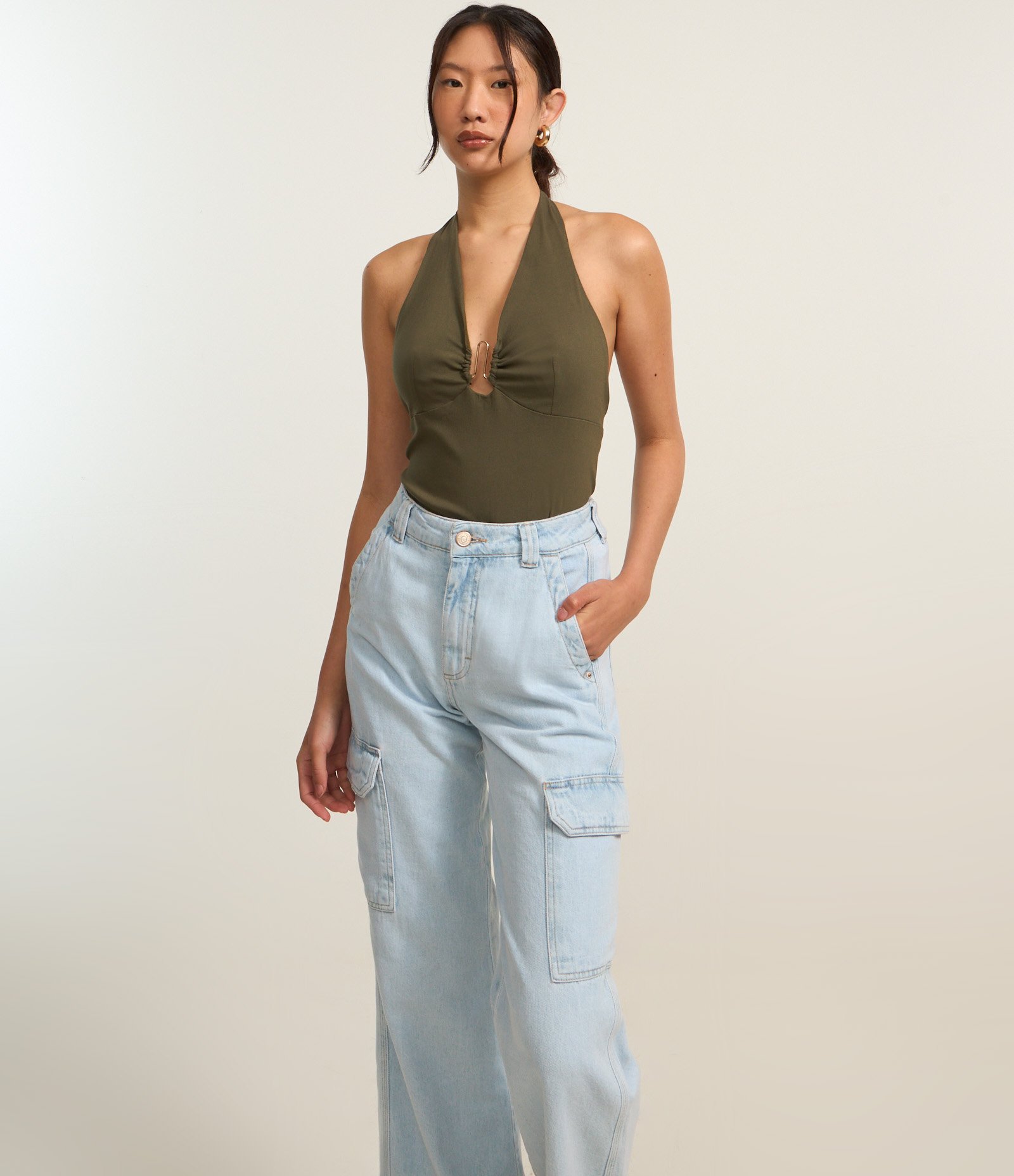 Calça Reta Comfort em Jeans com Bolsos Cargo Claro 2