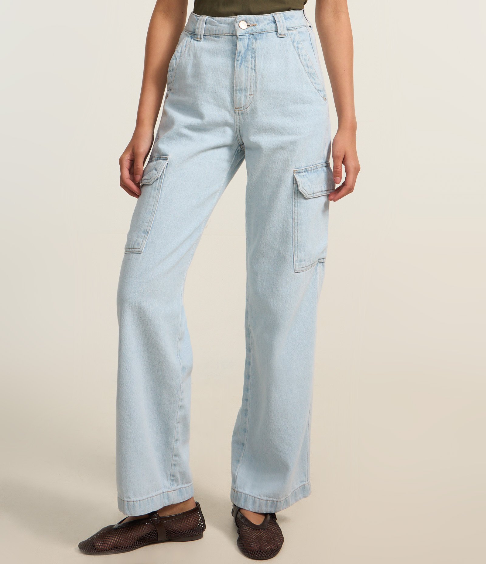 Calça Reta Comfort em Jeans com Bolsos Cargo Claro 3