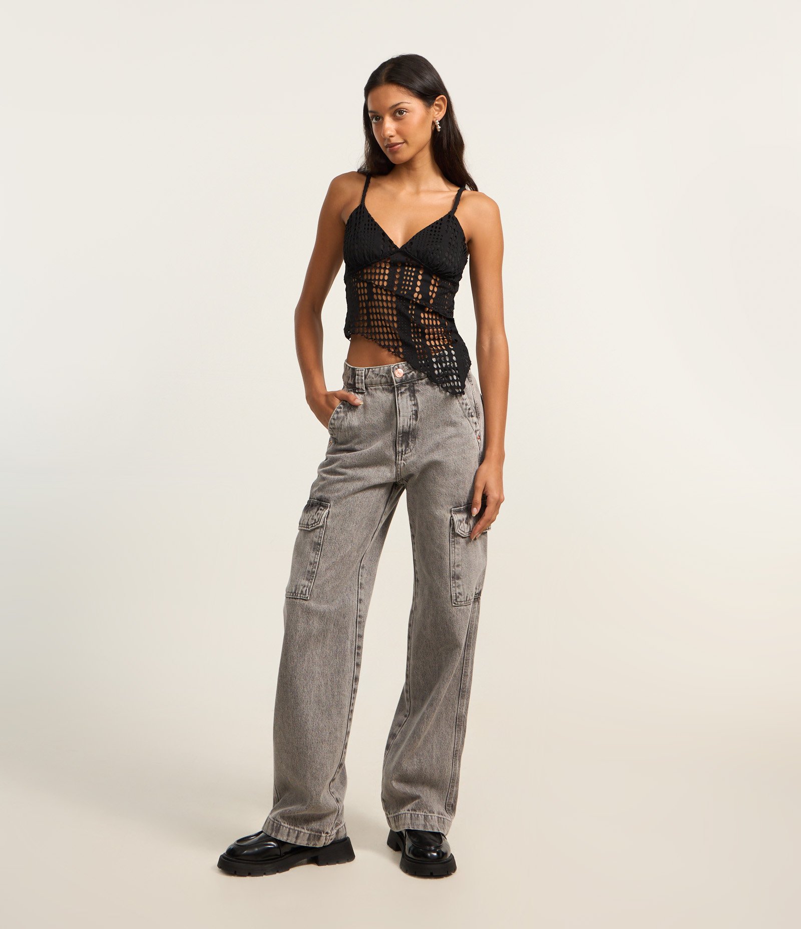 Calça Reta Comfort em Jeans com Bolsos Cargo Cinza 1