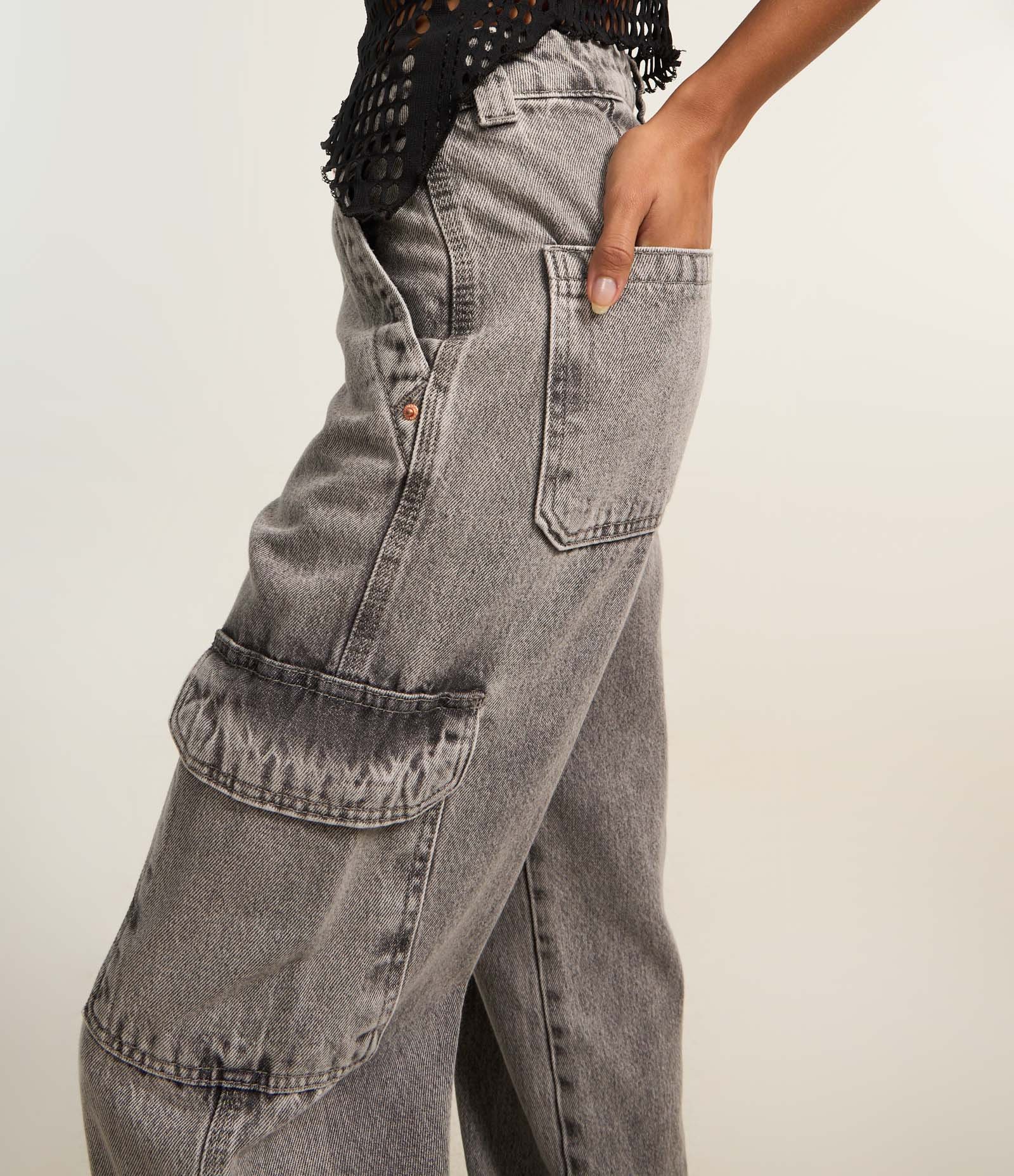 Calça Reta Comfort em Jeans com Bolsos Cargo Cinza 4