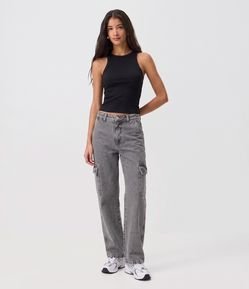 Calça Reta Comfort em Jeans com Bolsos Cargo e Cintura Alta
