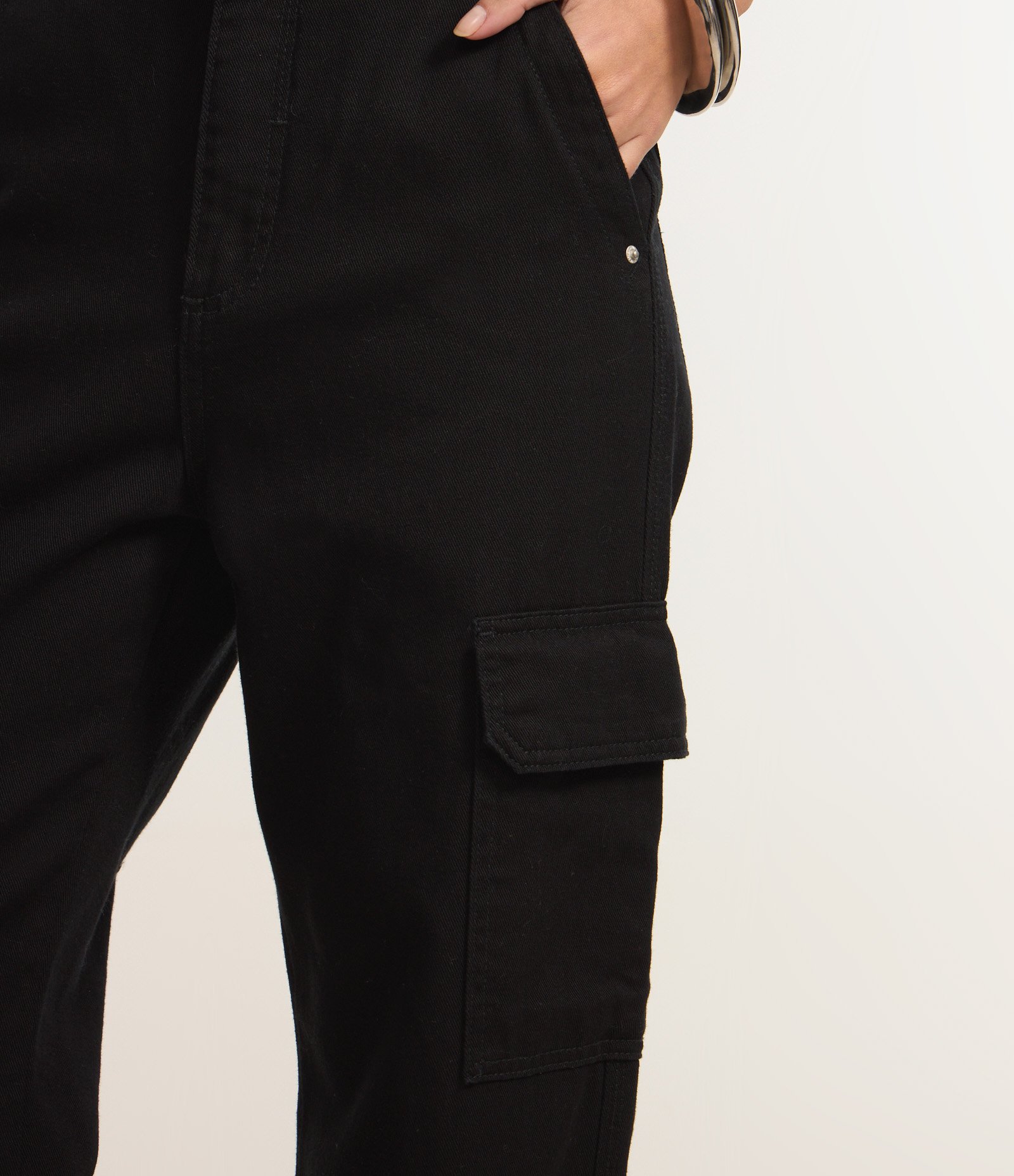 Calça Reta Comfort em Sarja com Bolsos Cargo Preto 3