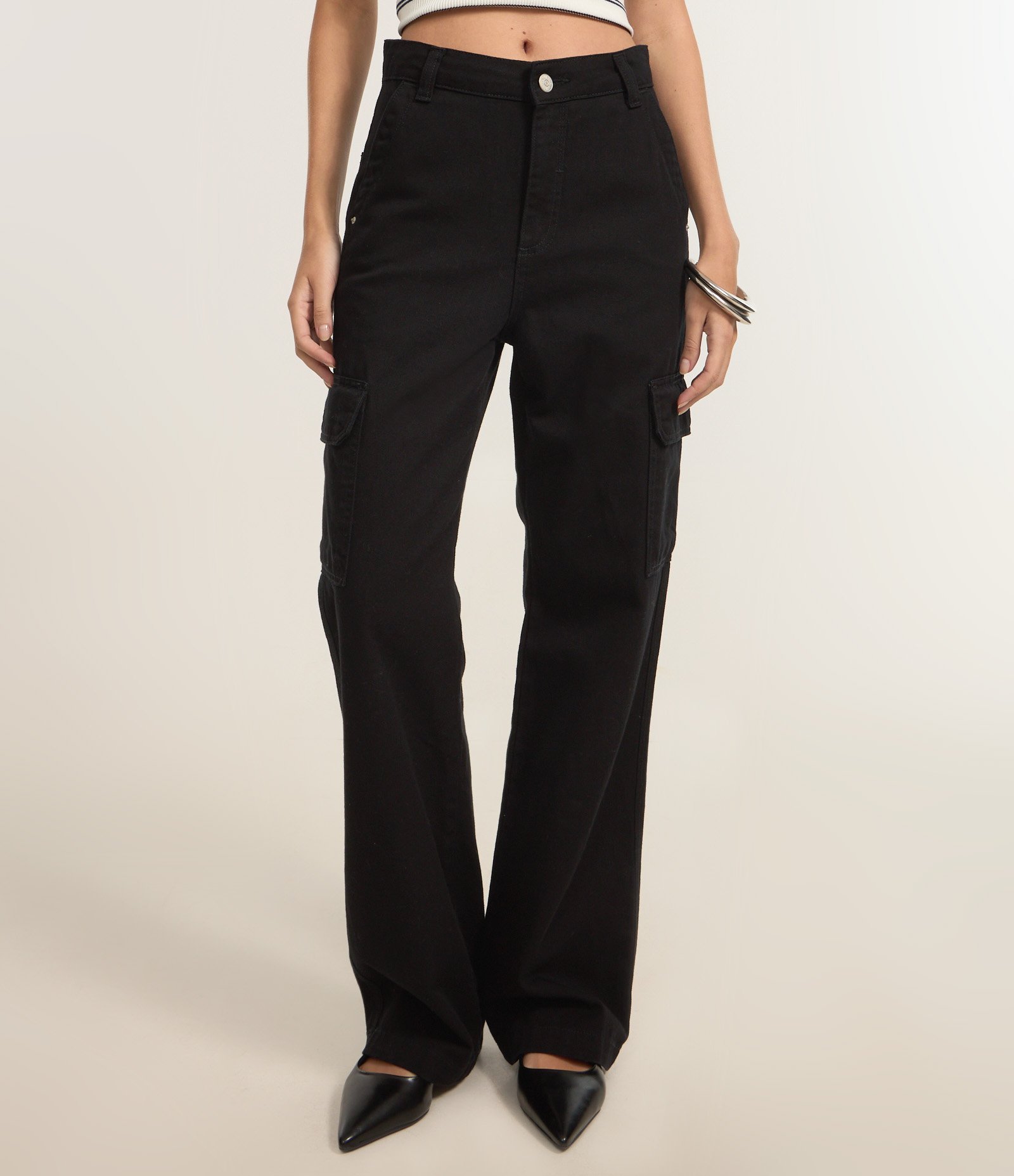 Calça Reta Comfort em Sarja com Bolsos Cargo Preto 4