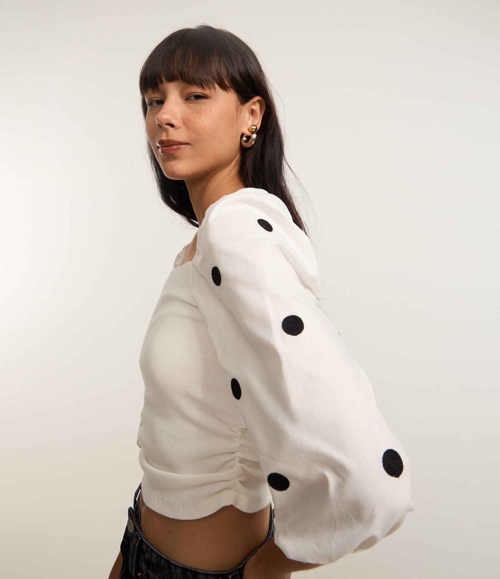 Blusa em Ribana com Bordado Poá na Manga Branco 1