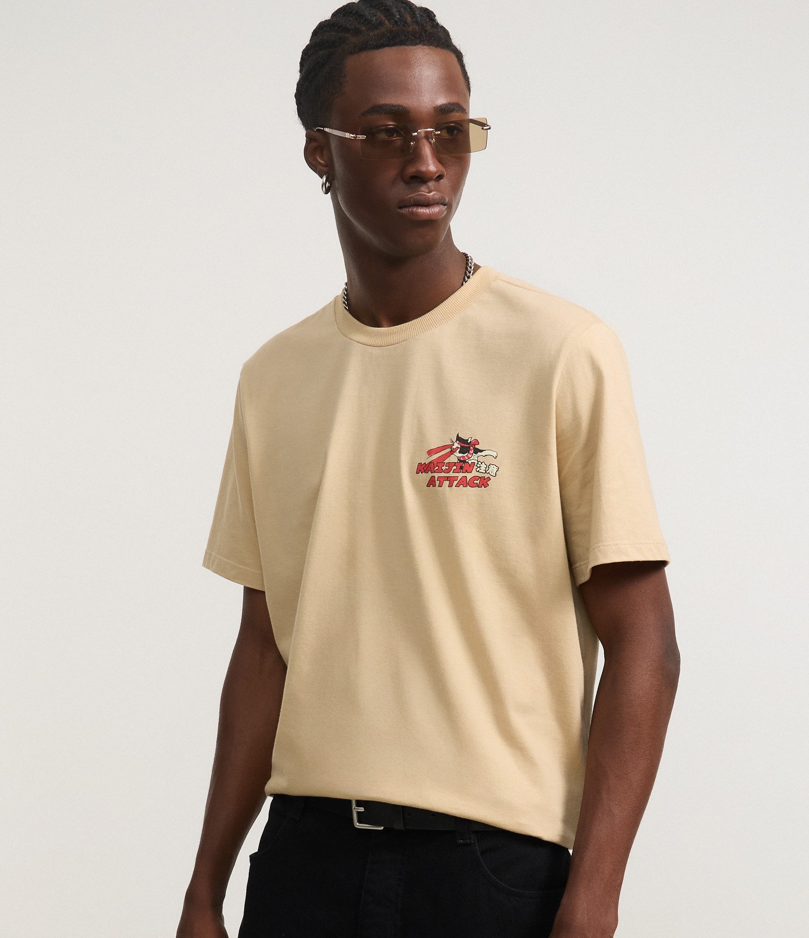 Camiseta Regular em Algodão com Estampa Estilo Anime Bege 2