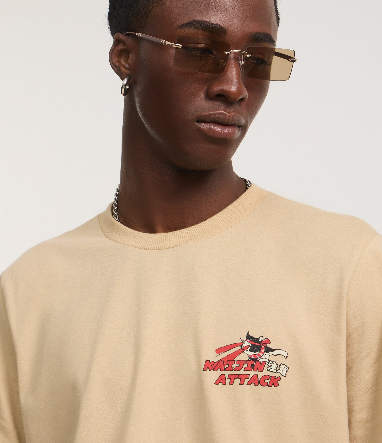 Camiseta Regular em Algodão com Estampa Estilo Anime Bege 4