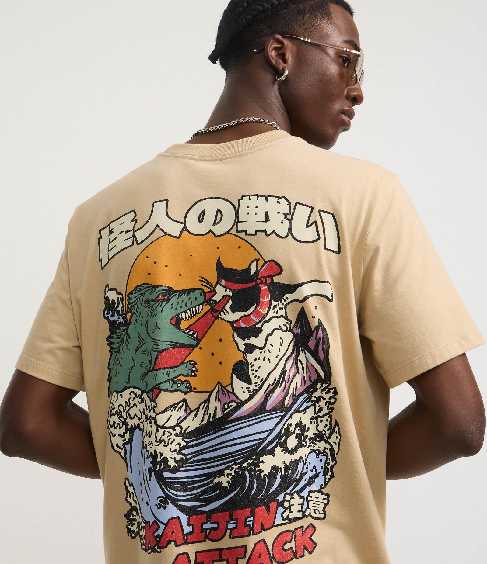 Camiseta Regular em Algodão com Estampa Estilo Anime Bege 5