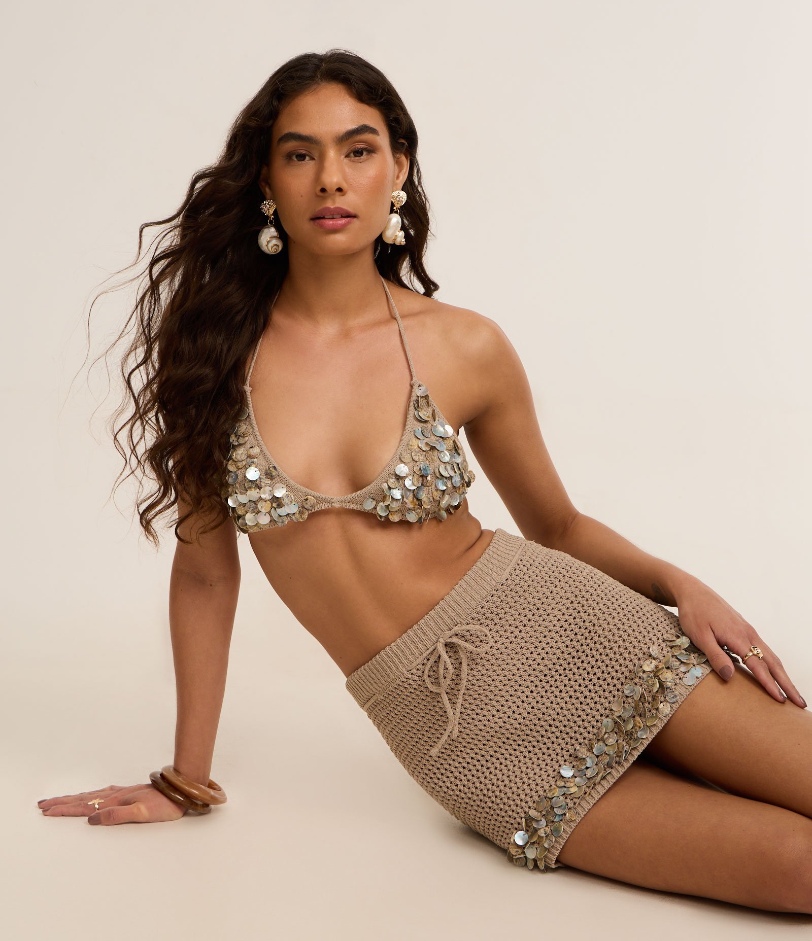 Biquíni Top Triangulo Fixo de Efeito Crochê com Medalhas de Madrepérola Bege 3