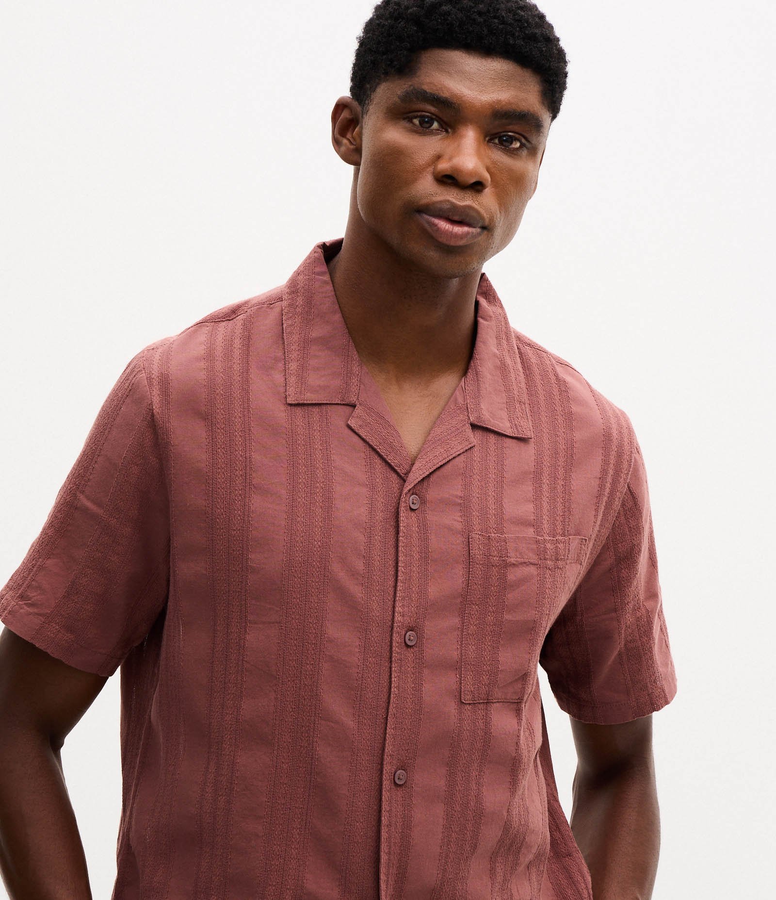 Camisa Comfort Manga Curta em Algodão Texturizada com Listras Marrom 4