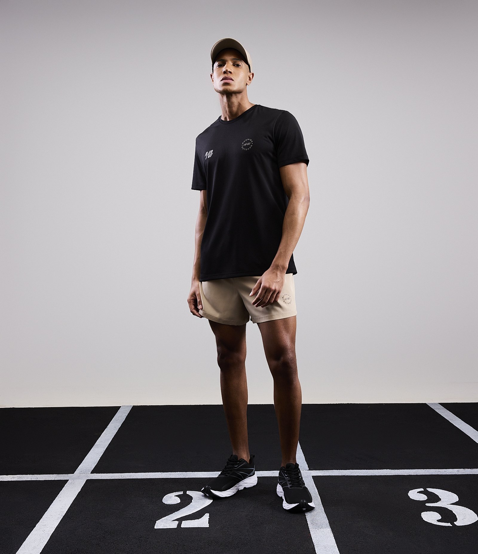 Bermuda Esportiva Corrida com Cós Contrastante e Detalhe Refletivo Bege 1