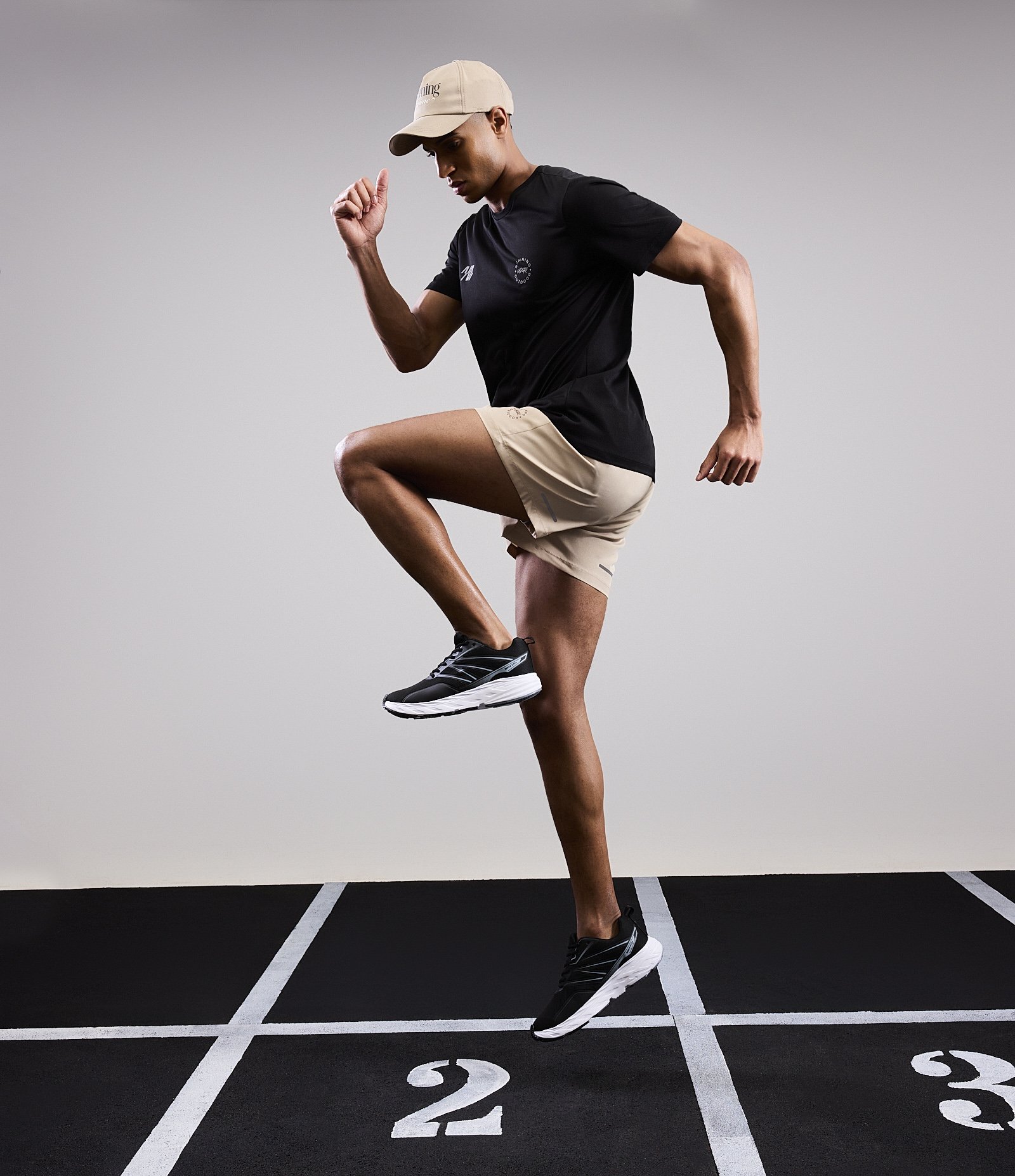 Bermuda Esportiva Corrida com Cós Contrastante e Detalhe Refletivo Bege 2