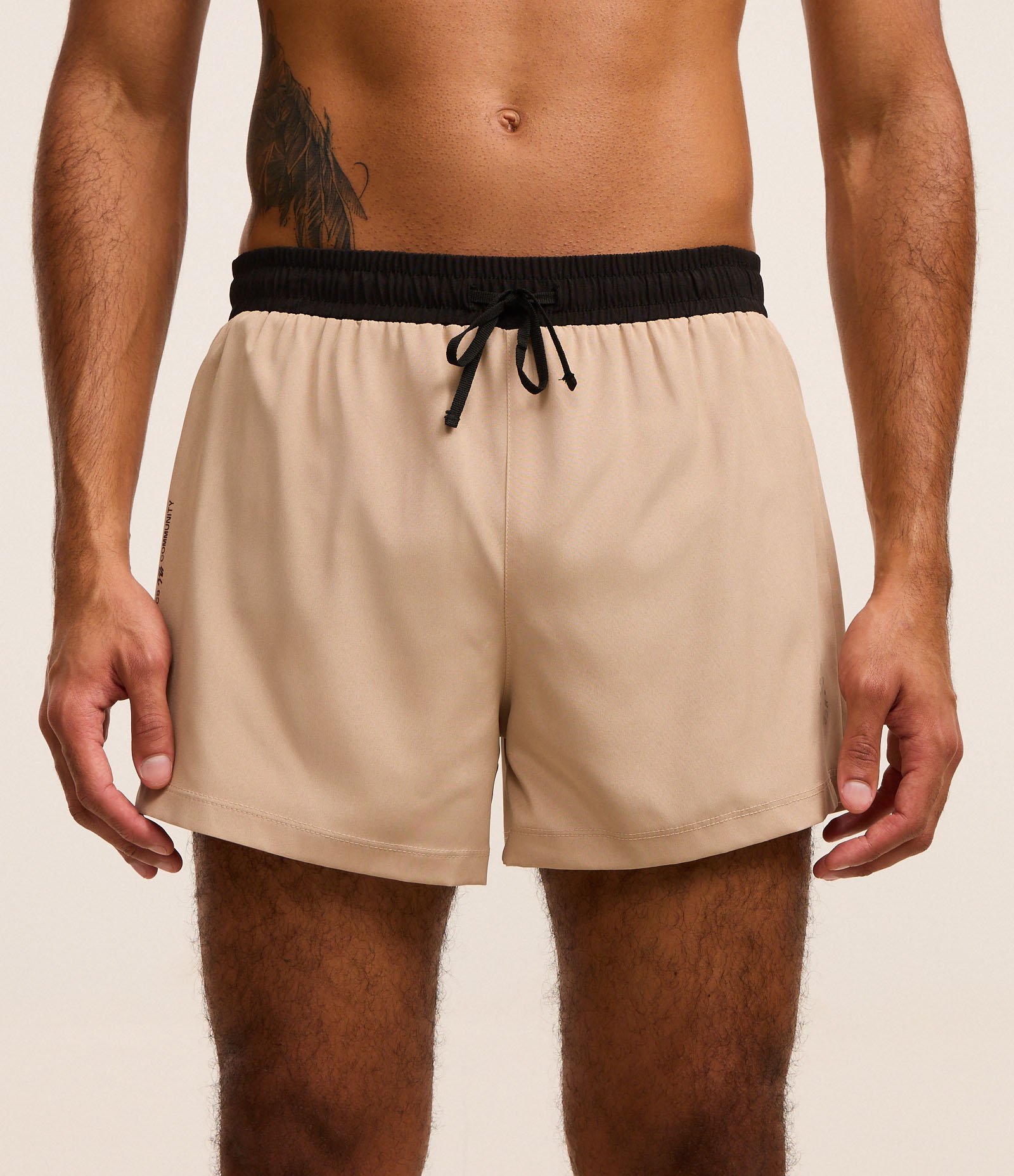 Bermuda Esportiva Corrida com Cós Contrastante e Detalhe Refletivo Bege 4