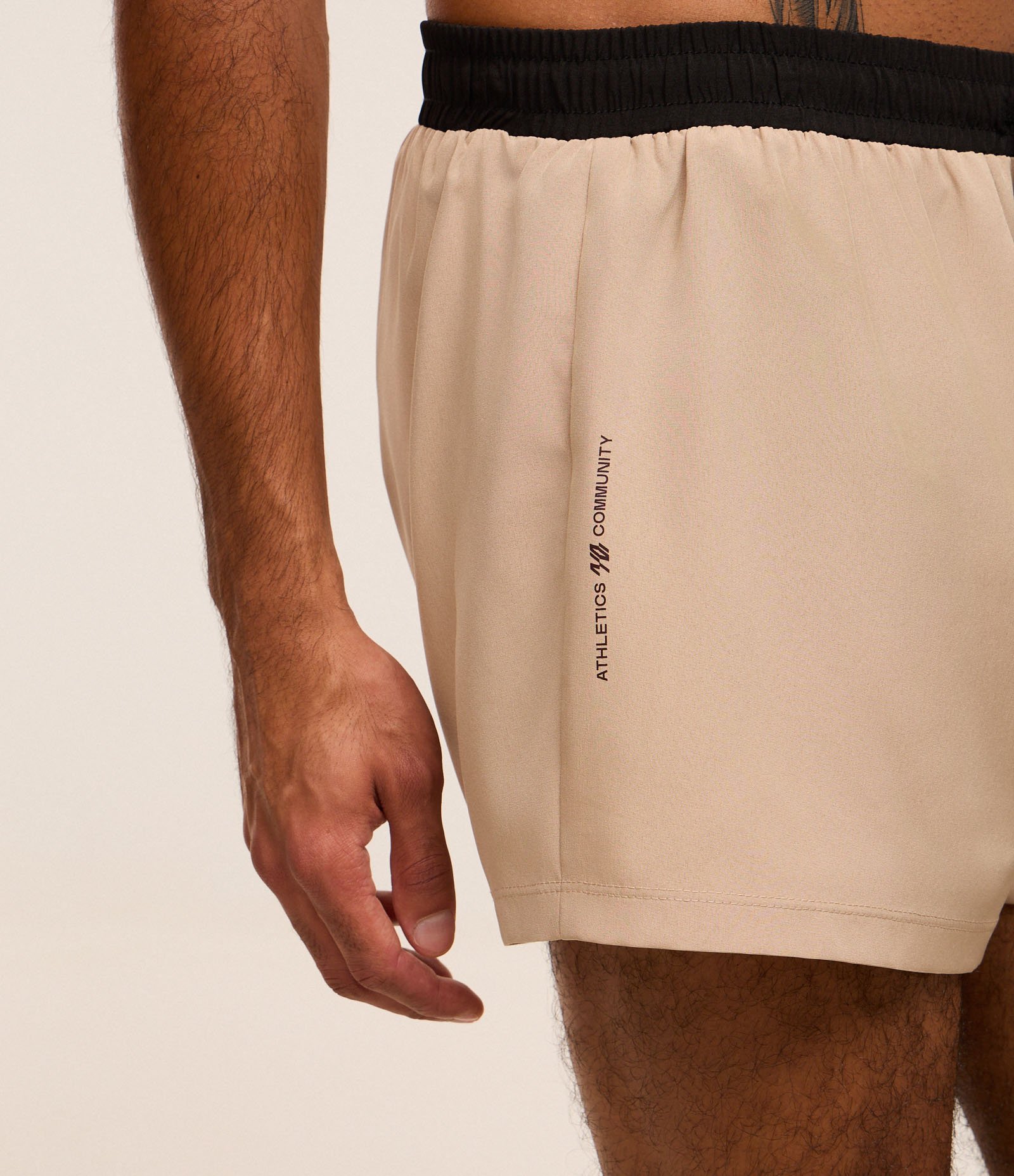 Bermuda Esportiva Corrida com Cós Contrastante e Detalhe Refletivo Bege 5