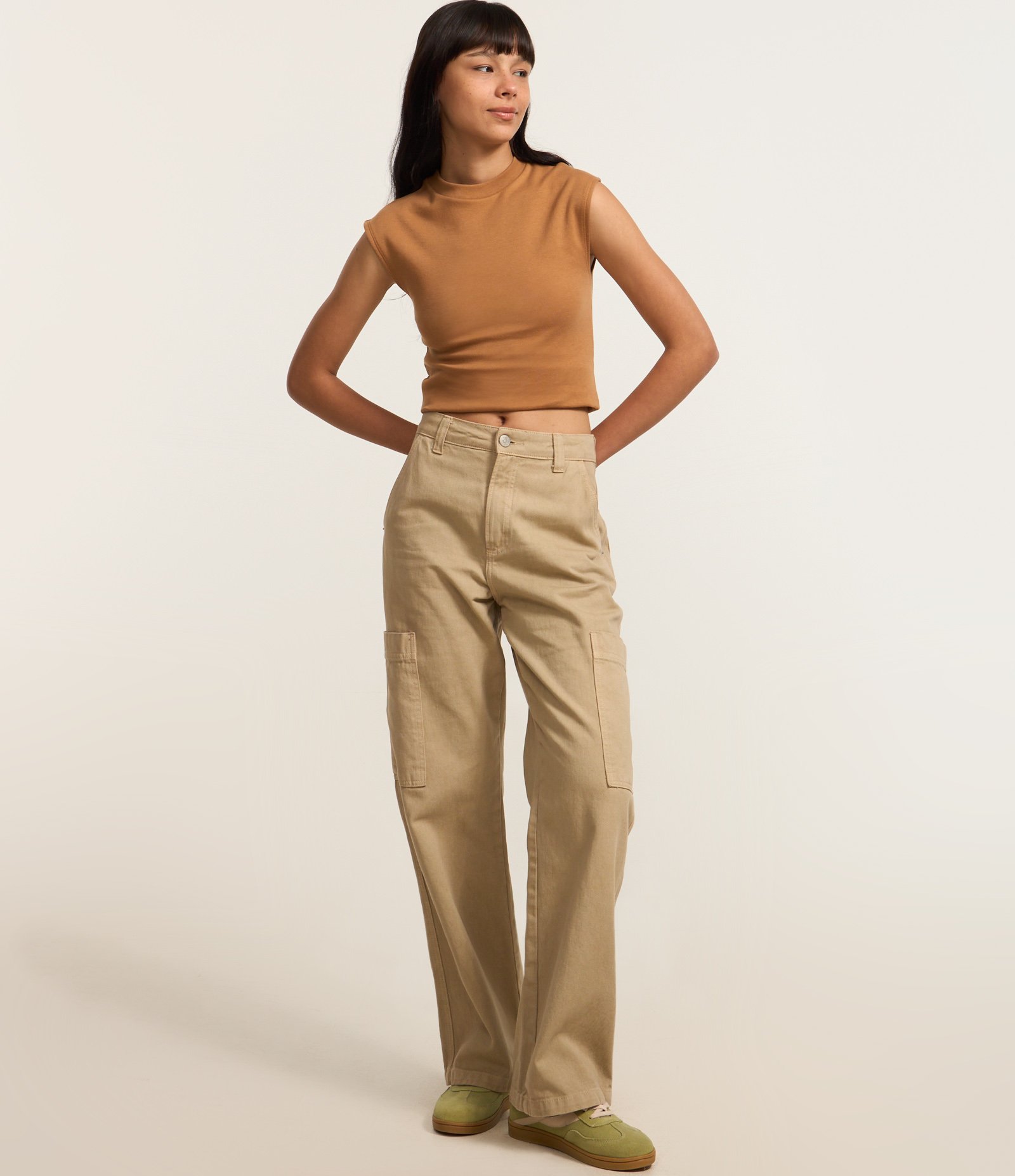 Blusa em Suedine com Ombro Caído Marrom 2