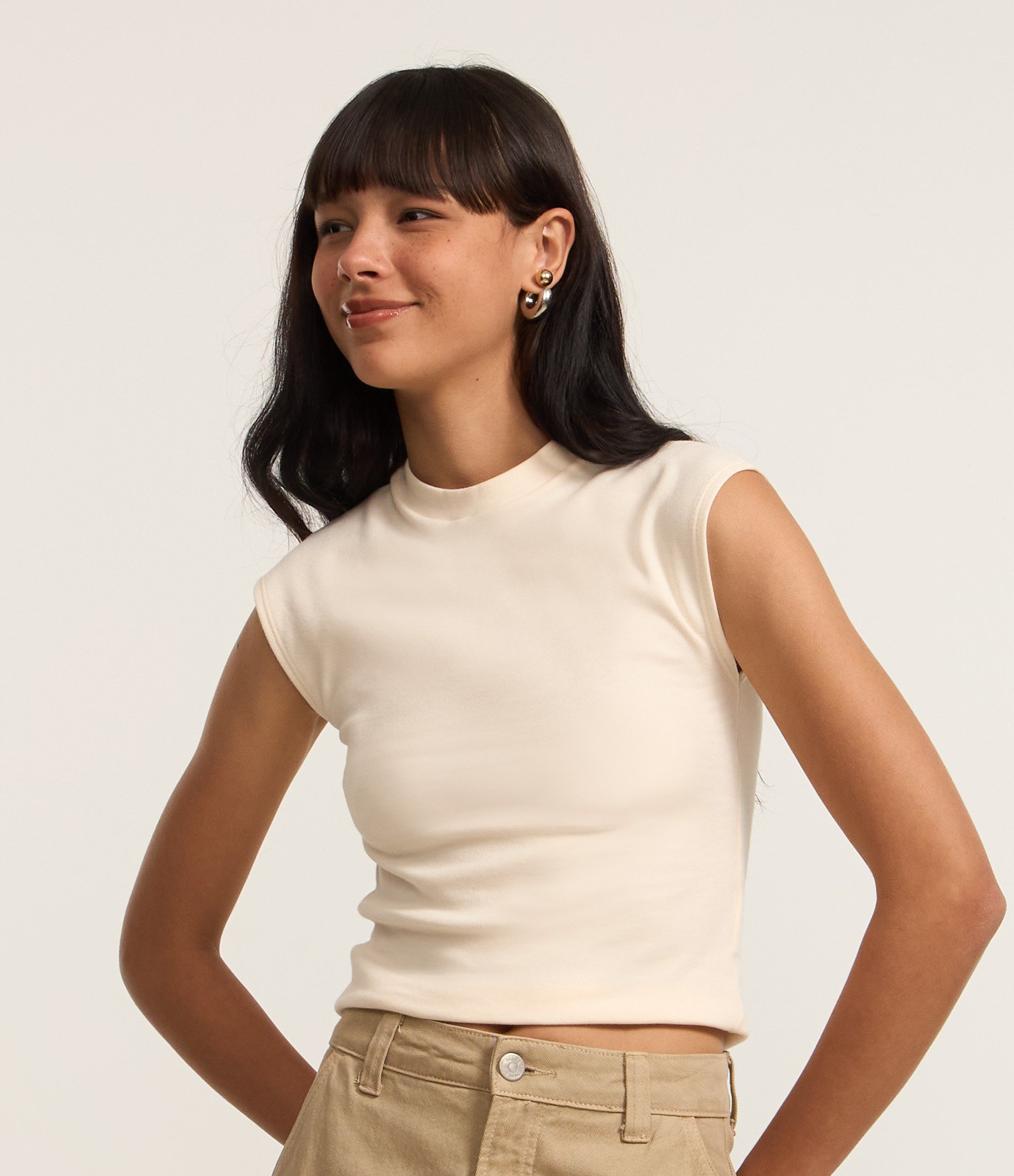 Blusa em Suedine com Ombro Caído Bege 1