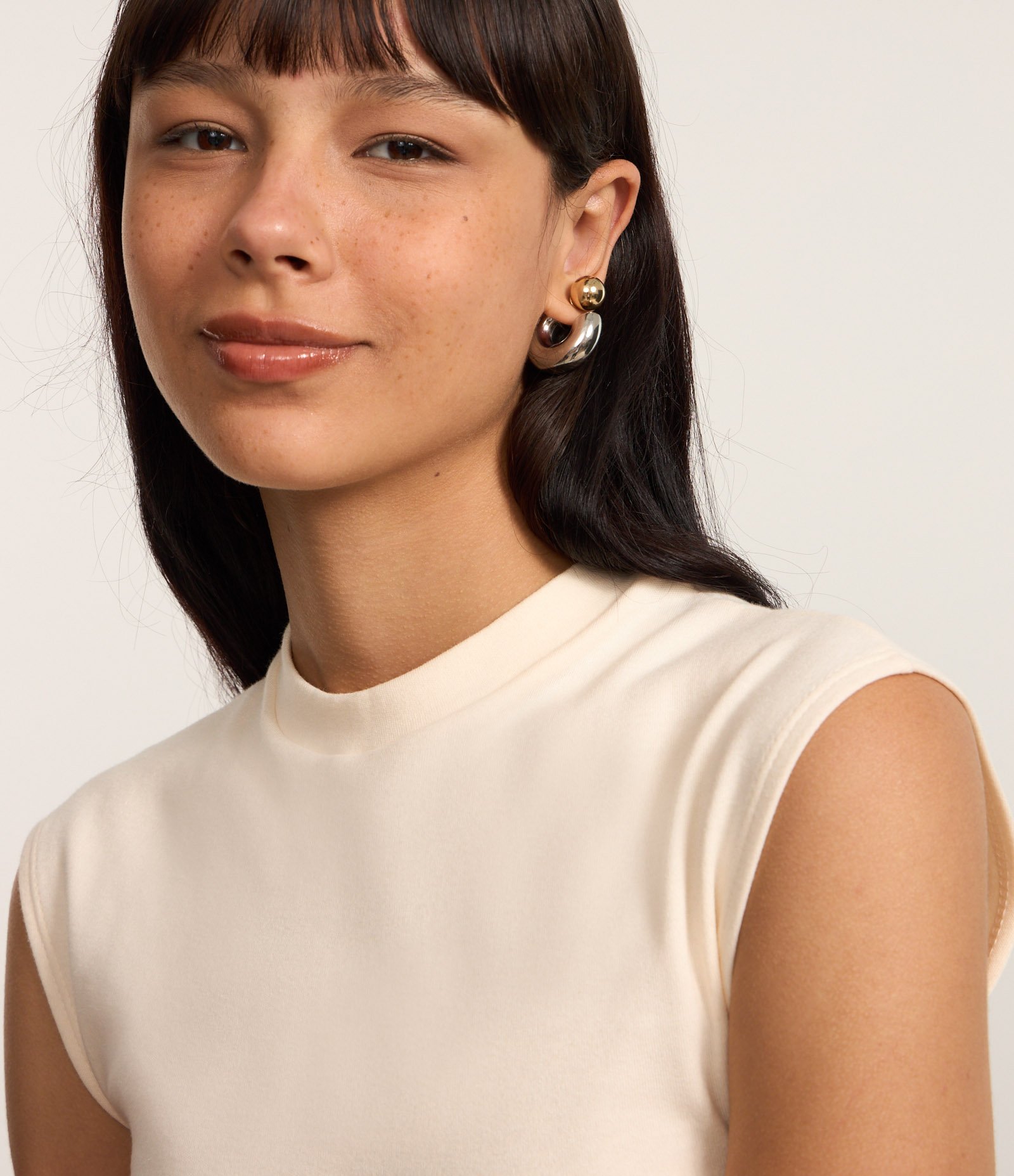 Blusa em Suedine com Ombro Caído Bege 3