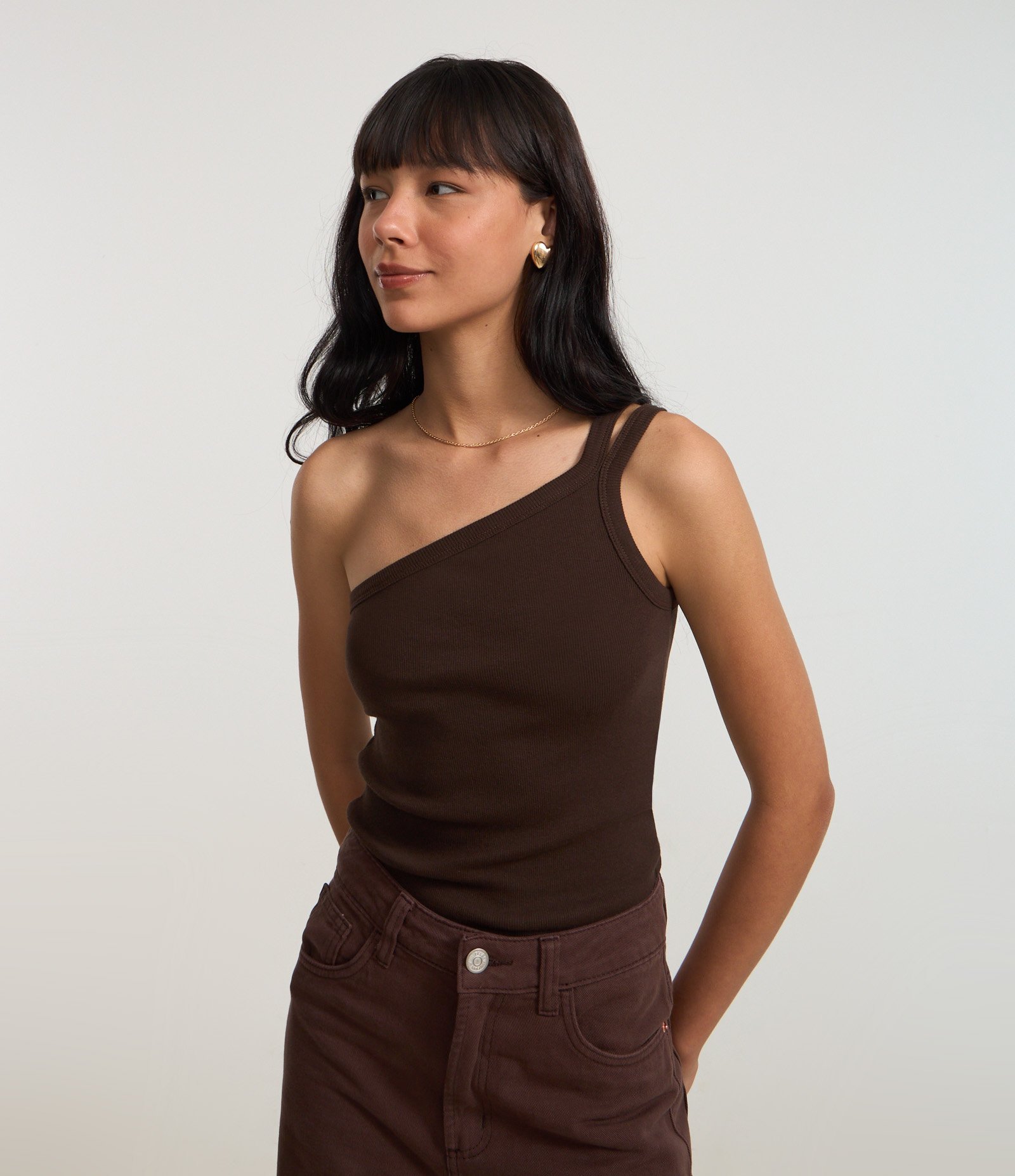 Blusa em Ribana com Um Ombro Só e Alça Dupla Marrom 1