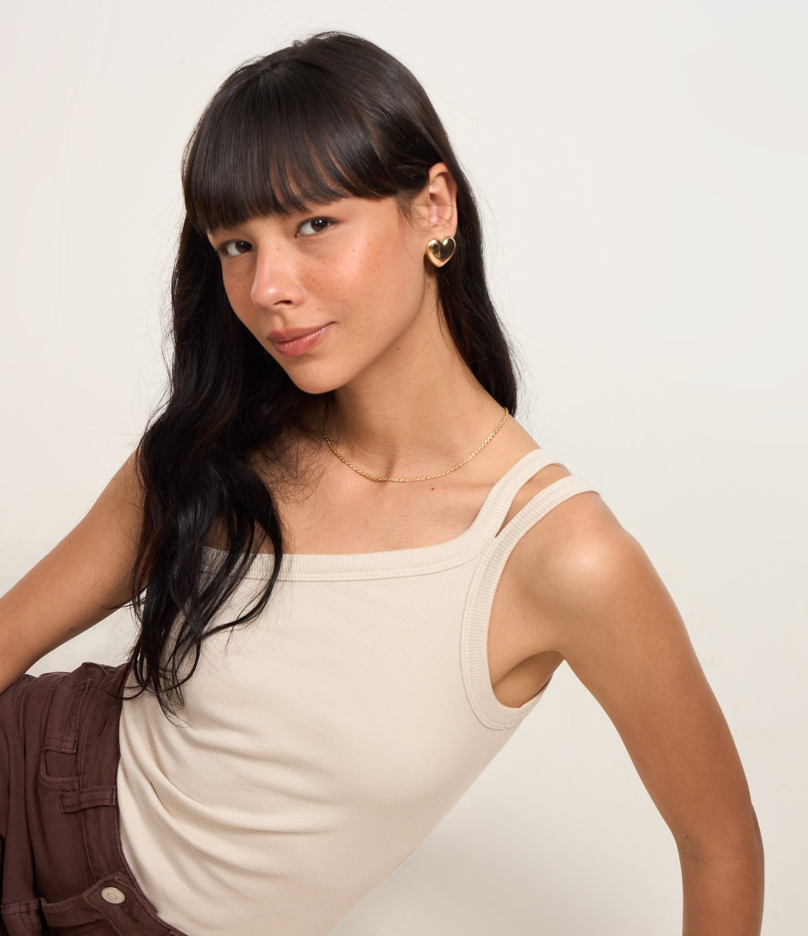 Blusa em Ribana com Um Ombro Só e Alça Dupla Bege 4