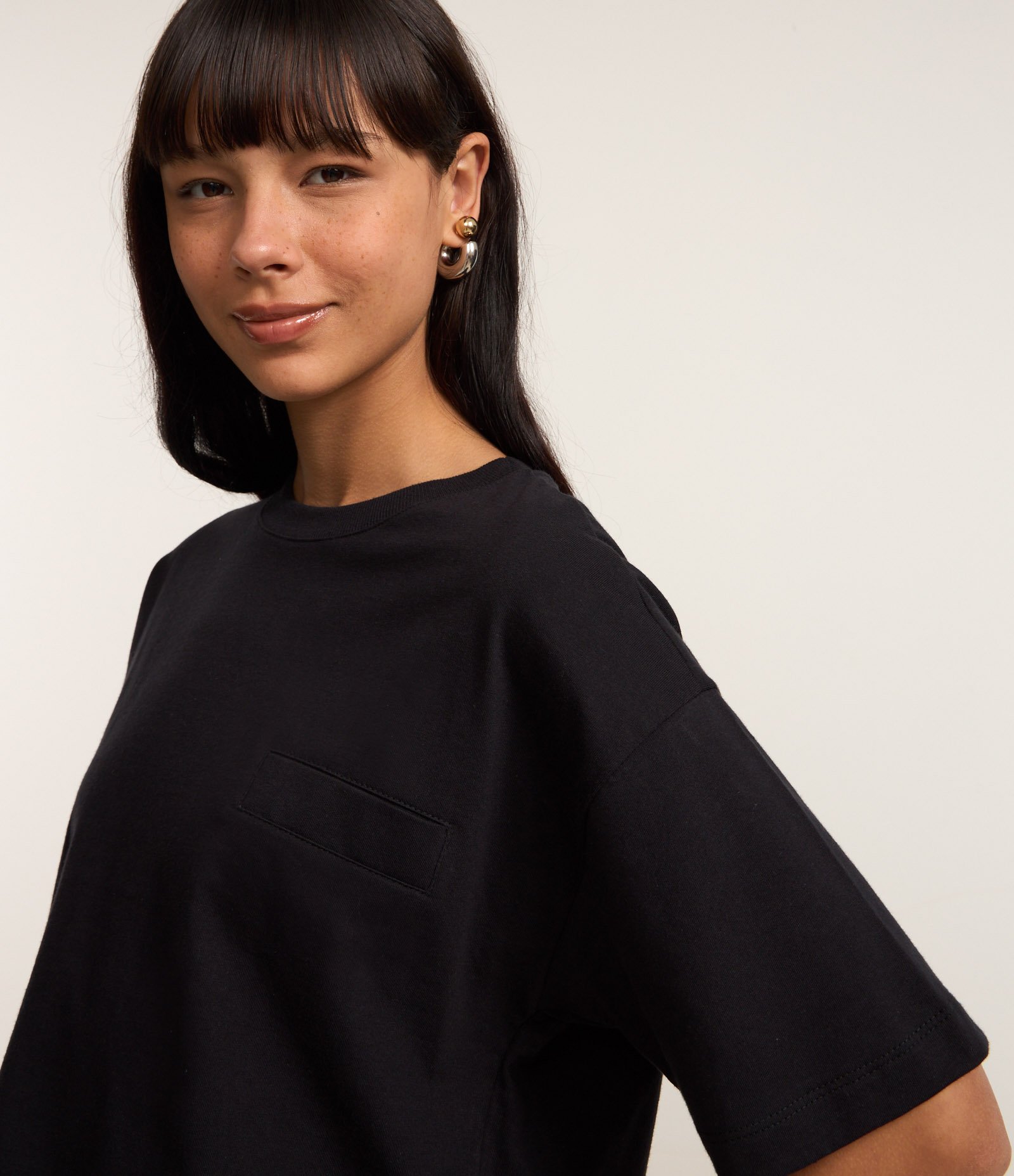 Camiseta Curta em Algodão com Bolsinho e Mangas Largas Preto 1
