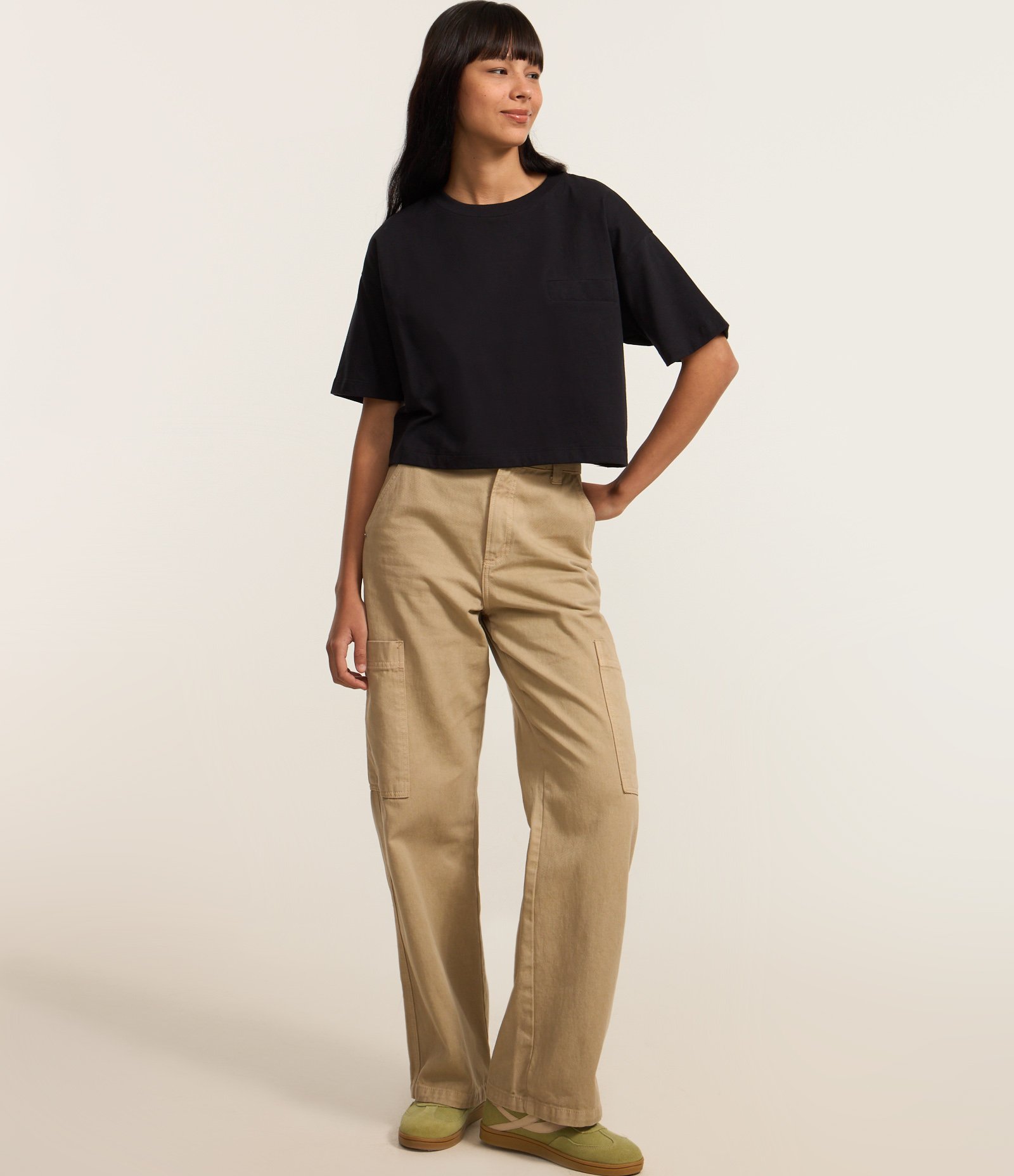 Camiseta Curta em Algodão com Bolsinho e Mangas Largas Preto 2