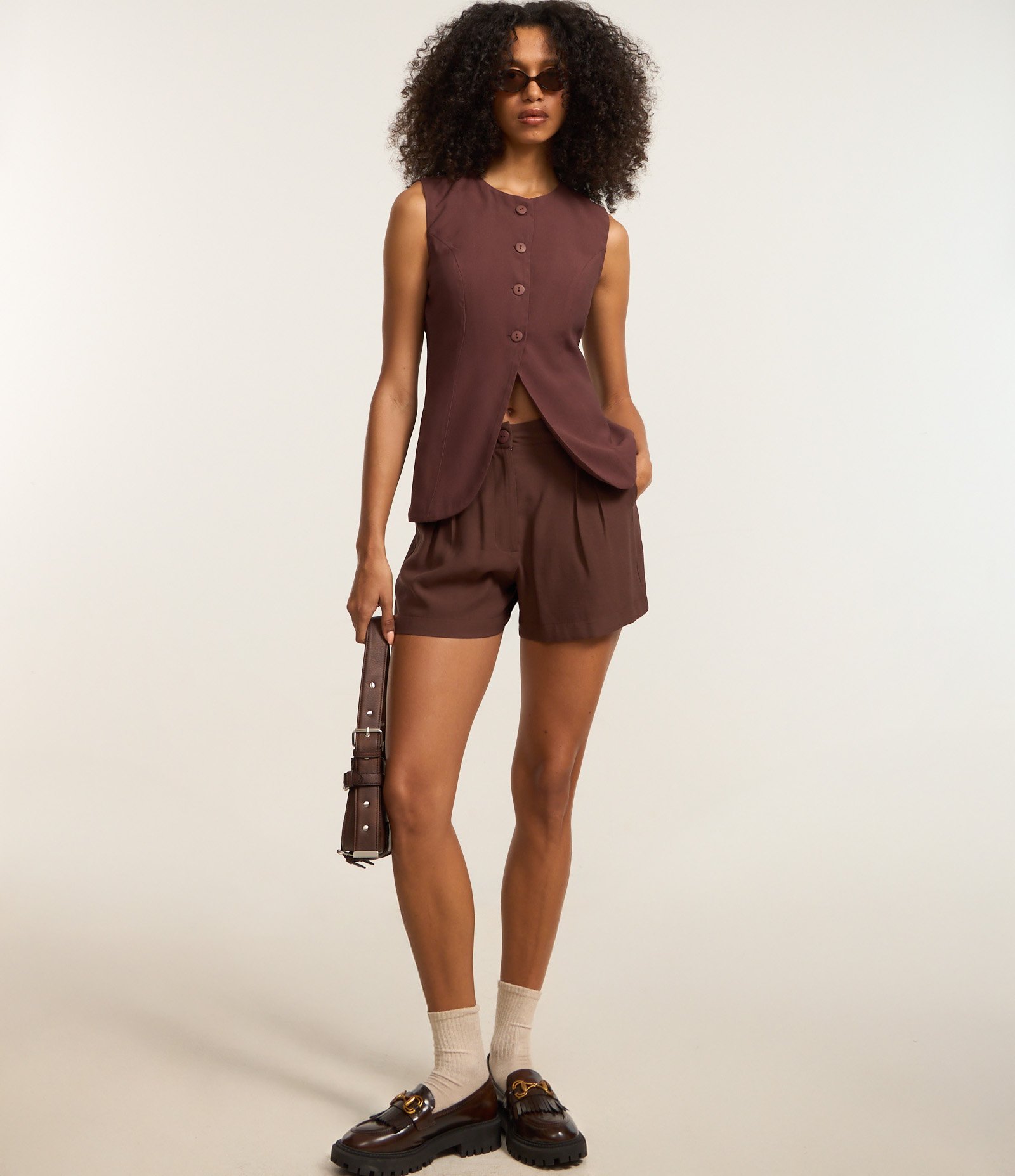 Bermuda em Alfaiataria com Pregas Marrom 1