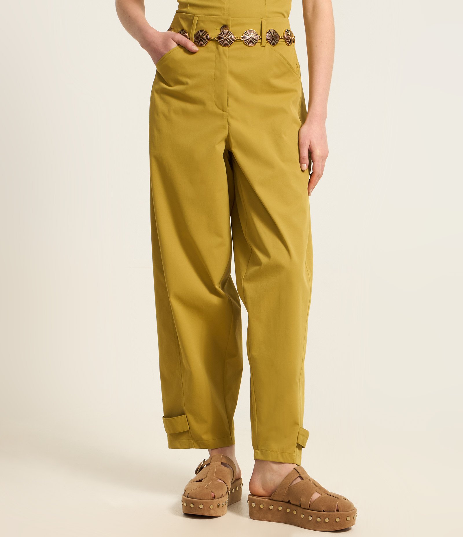 Calça Balloon em Sarja com Martingale na Barra Verde 3