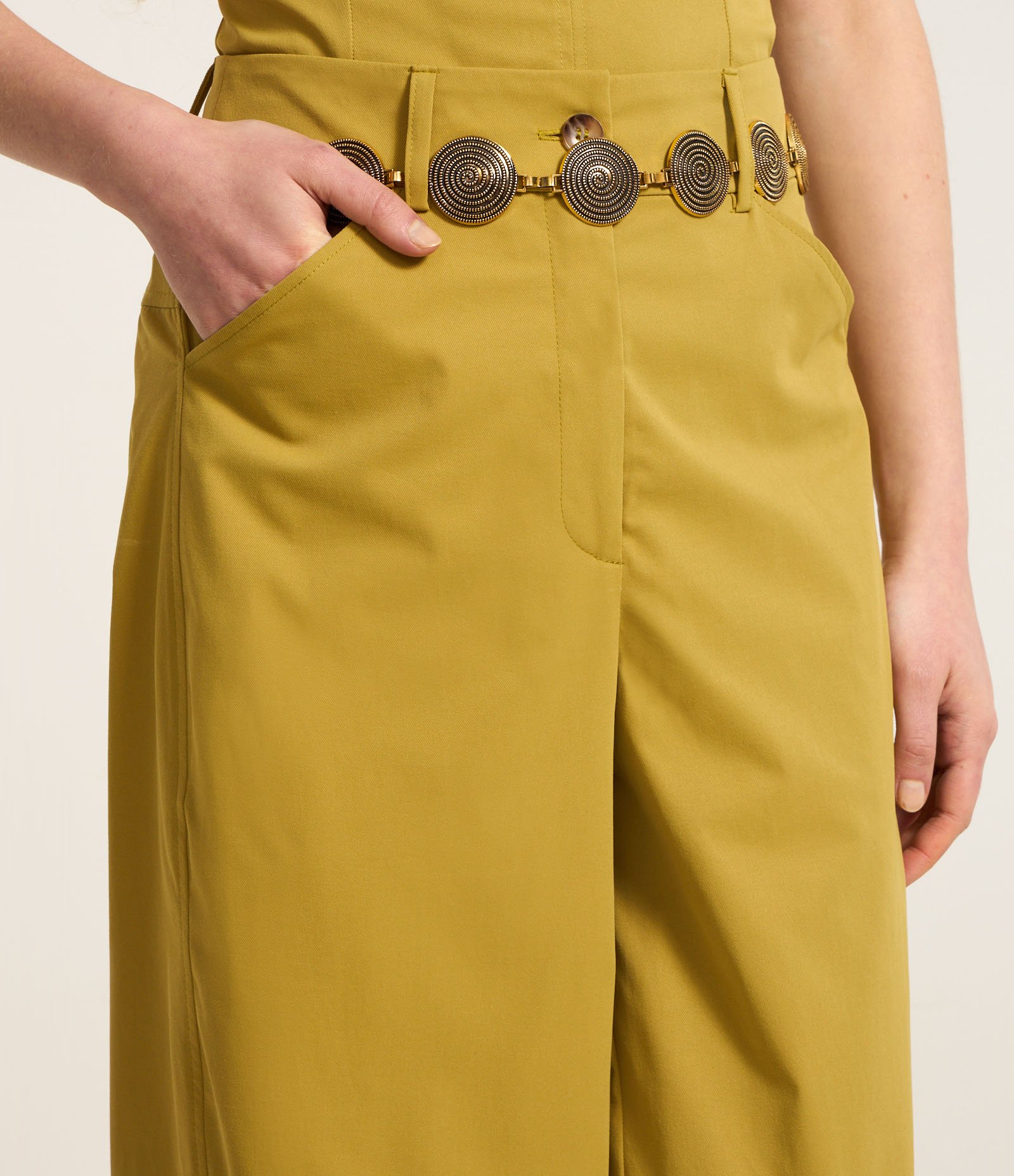 Calça Balloon em Sarja com Martingale na Barra Verde 4