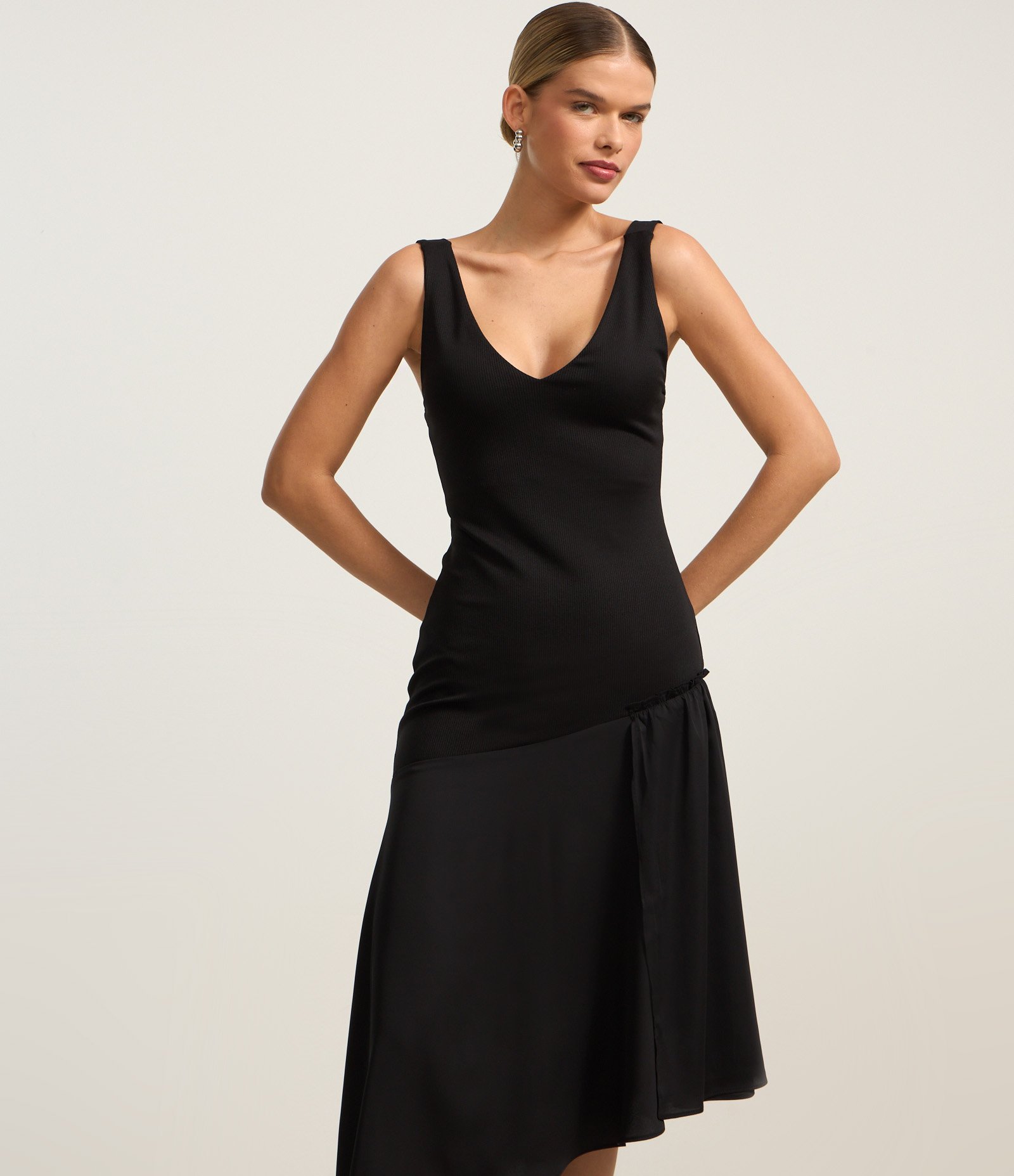 Vestido Midi em Crepe com Barra Assimétrica Preto 2