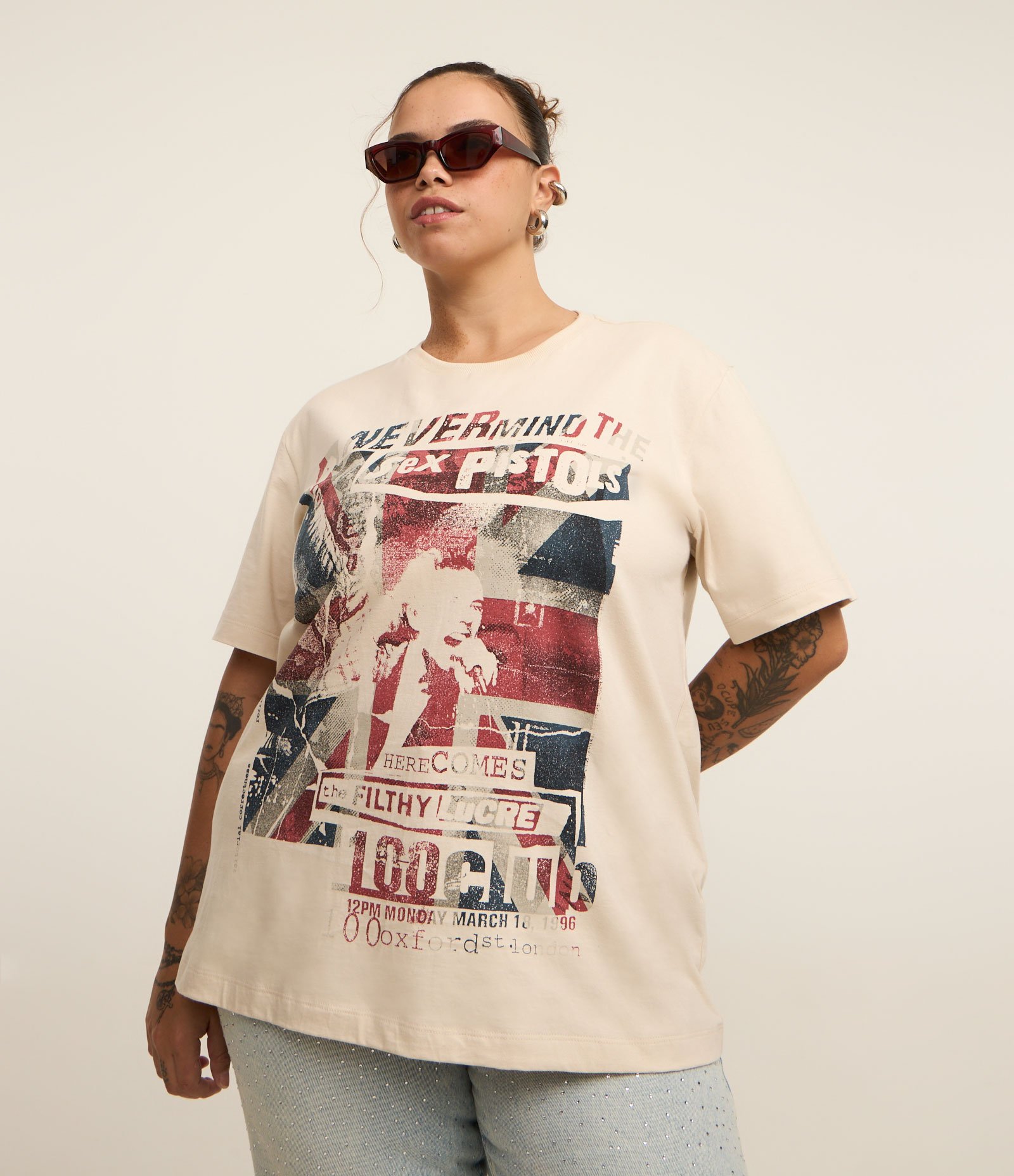 Camiseta Alongada com Estampa Sex Pistols Curve & Plus Size Bege 1