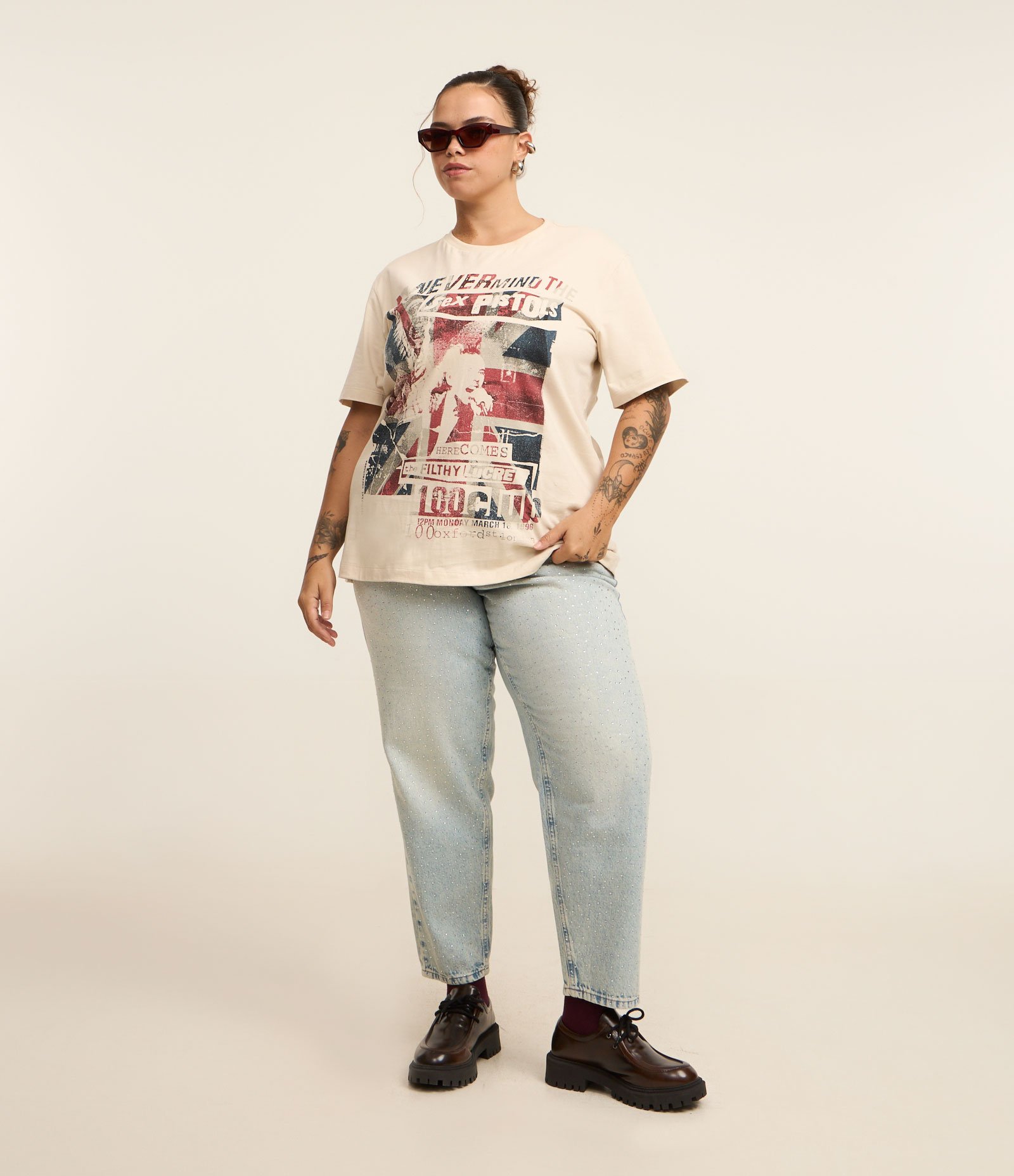 Camiseta Alongada com Estampa Sex Pistols Curve & Plus Size Bege 2